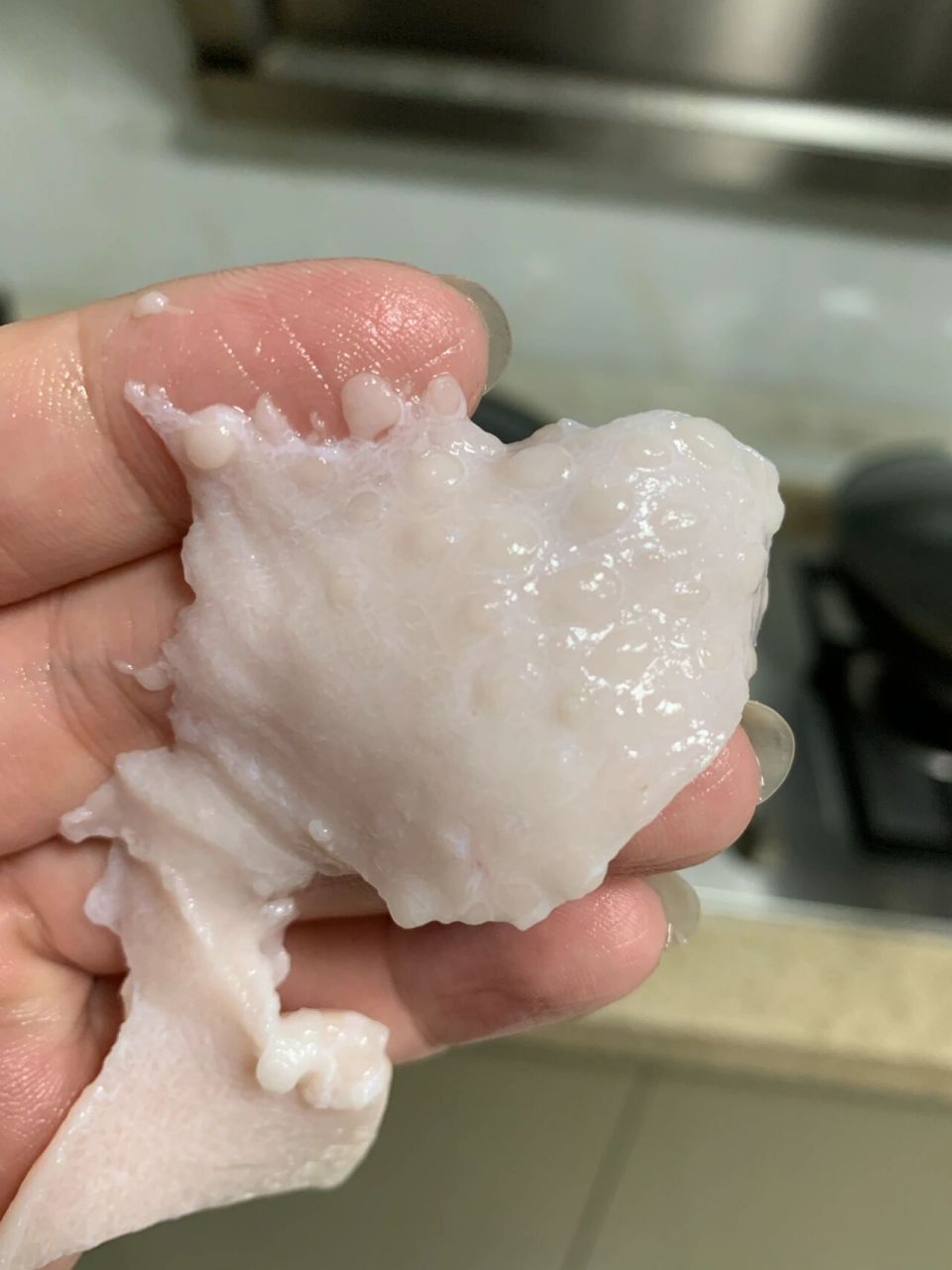 我妈买的猪肉,把肉皮和肥肉分开的地方,会有颗粒?是因为太肥了吗?