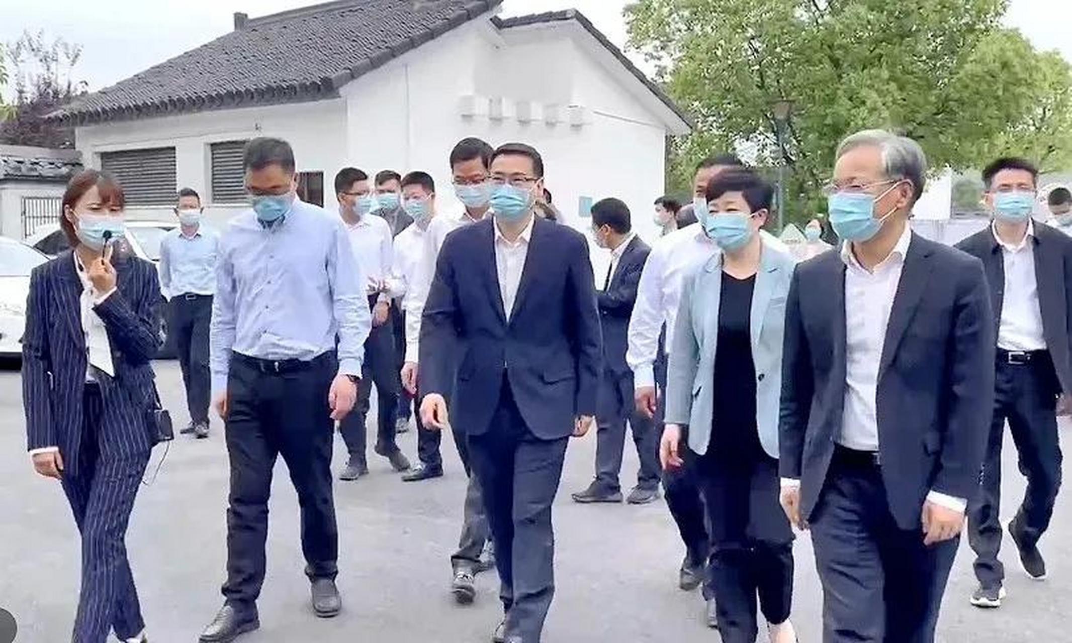 浙江省委组织部副部长曹锦喜调研会稽山1743黄酒吧  4月28日,浙江省委