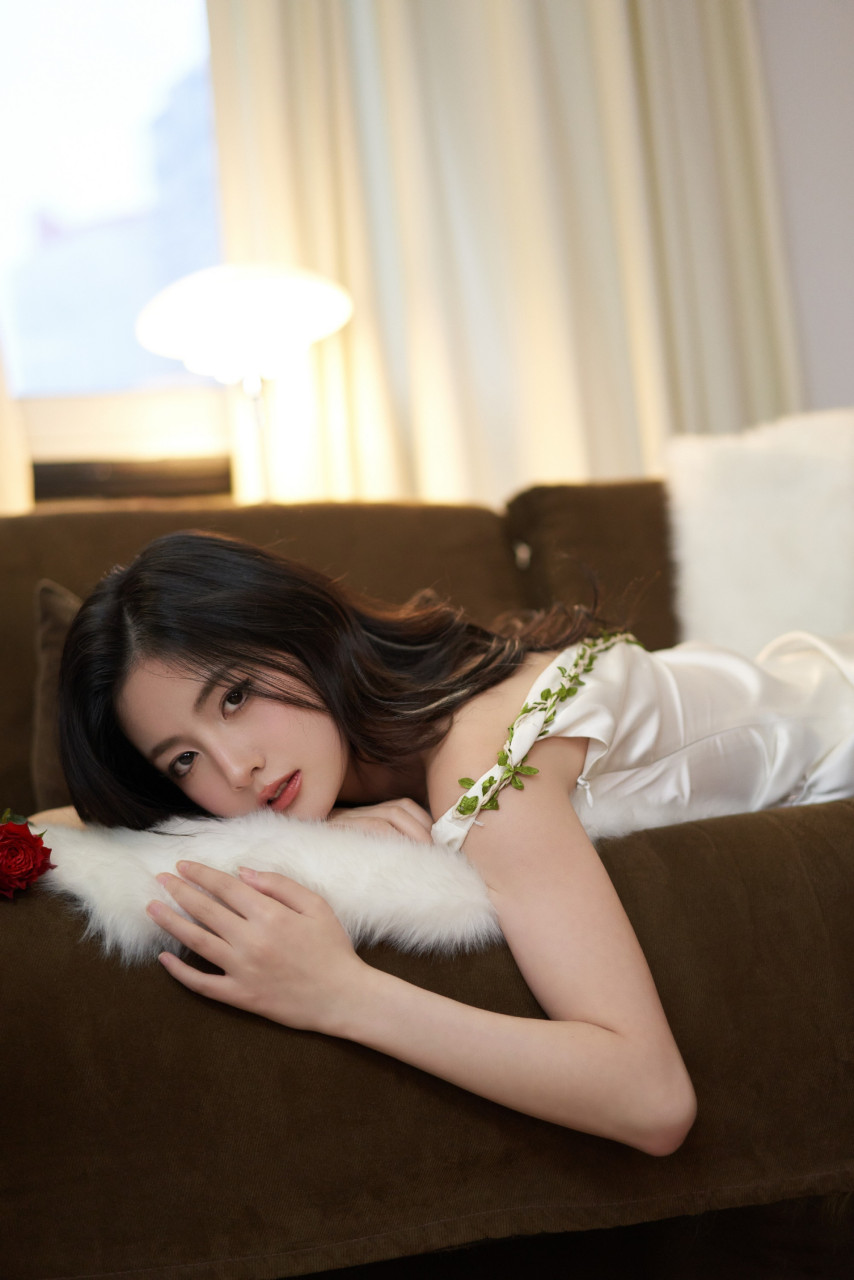 赵粤白色浪漫写真大片