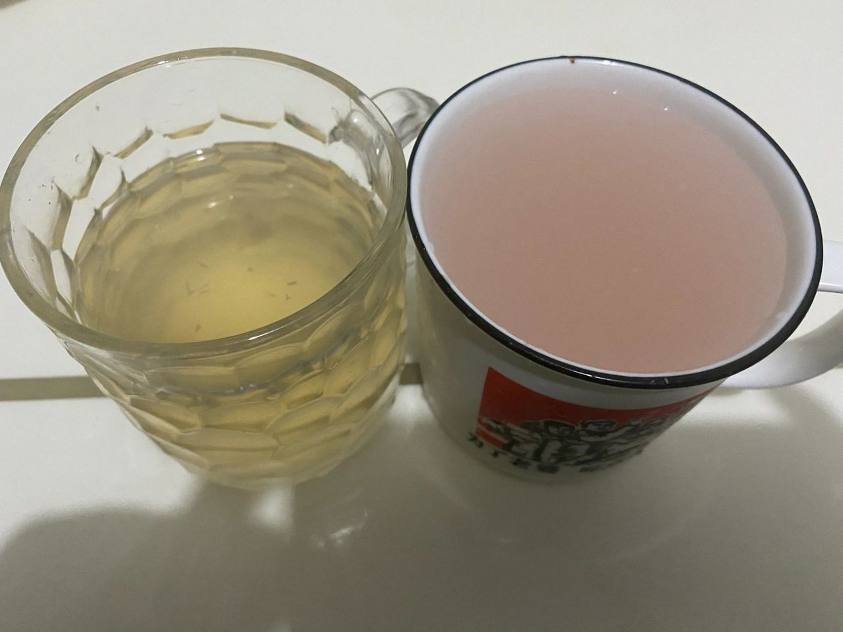 椰子水到底什么颜色正常? 开了两个椰子,一个发黄,一个居然发粉.