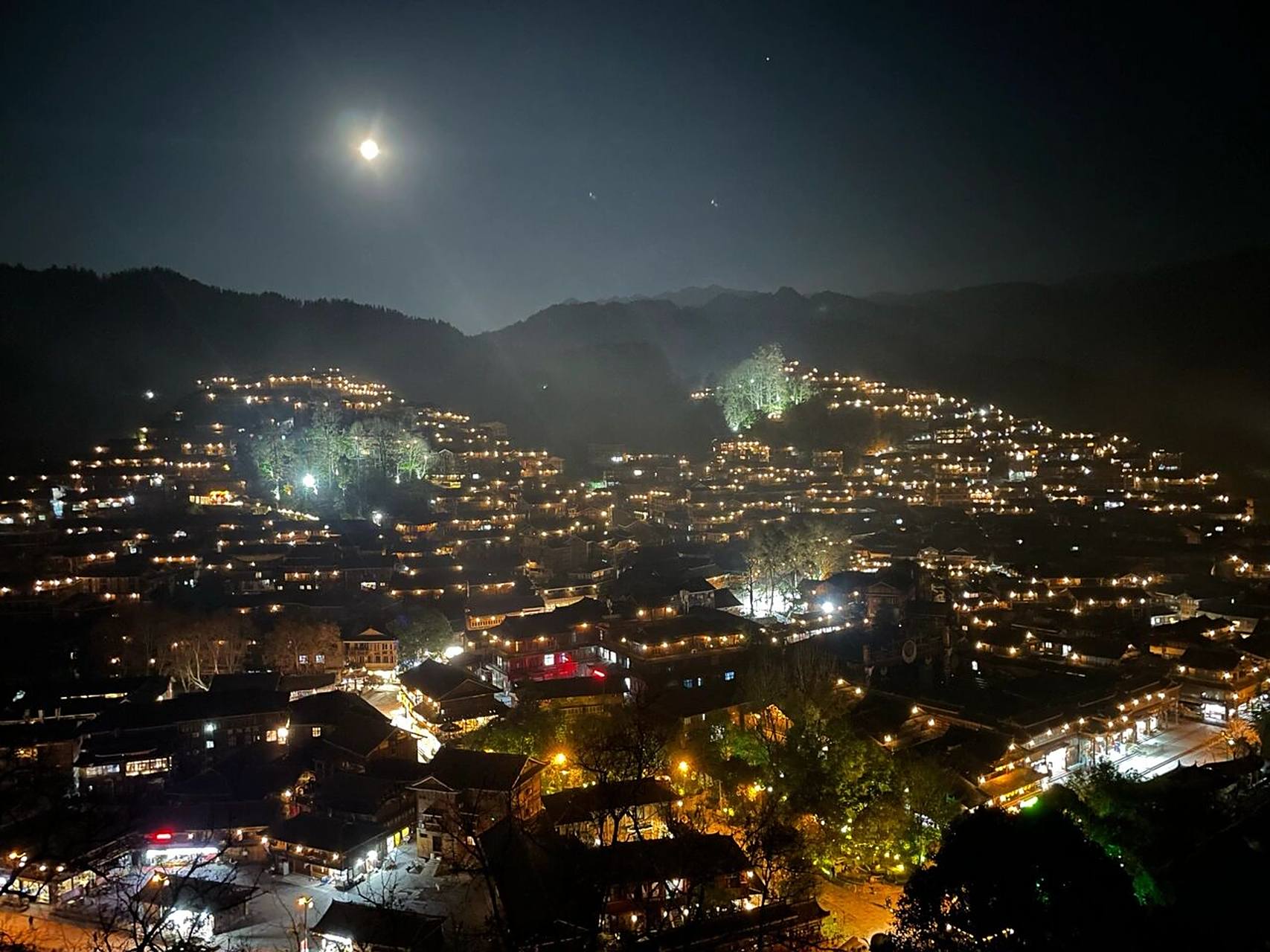 西江千户苗寨/夜景 夜幕下的西江千户苗寨简直就是宫崎骏里的漫画世界