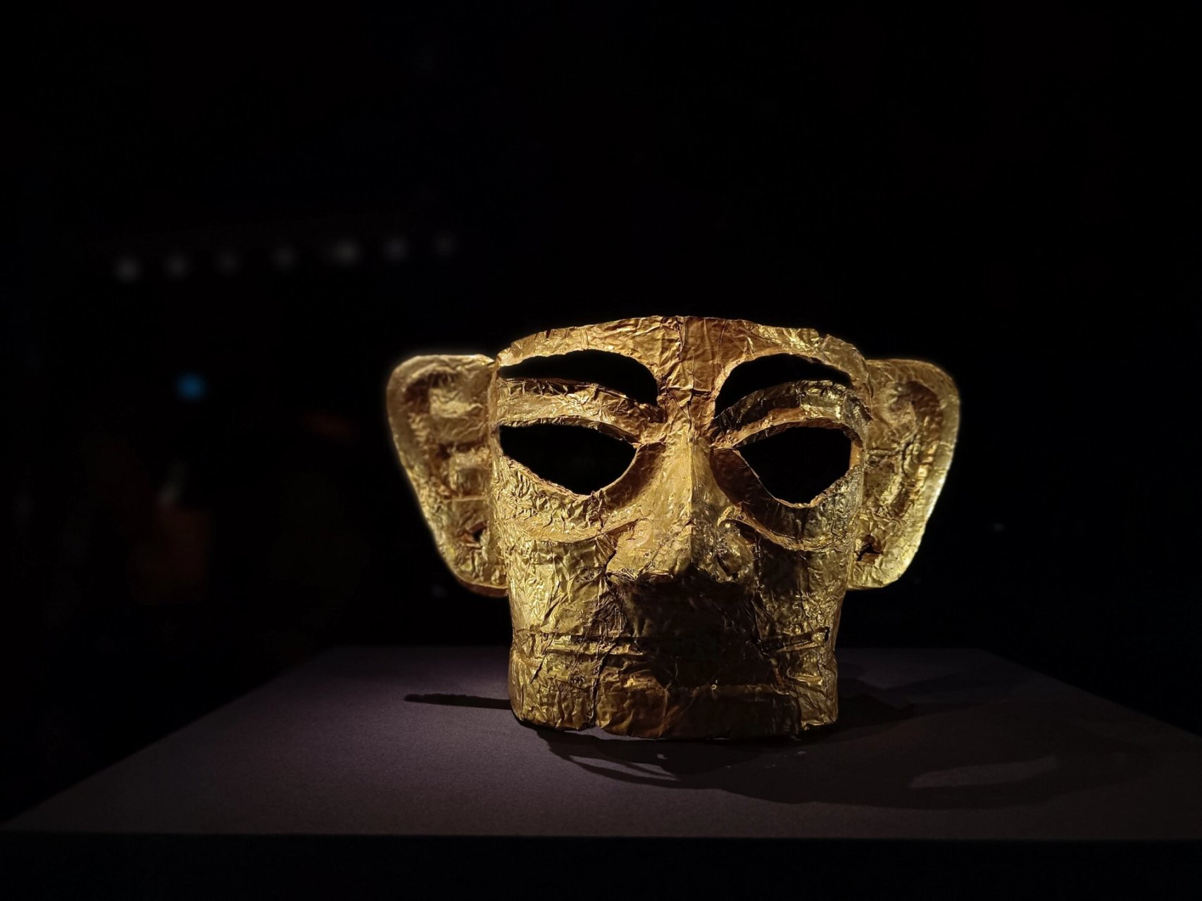 香港故宫,三星堆十件金面罩中最大一件 此金面罩是