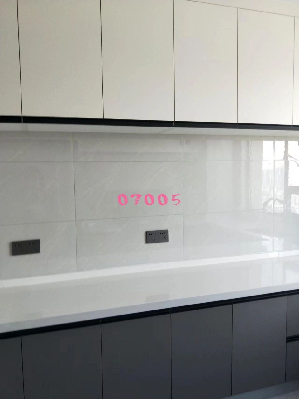 蒙娜丽莎瓷砖800x400实铺效果图 卫生间7013柔光灰色一石多面纹理天然