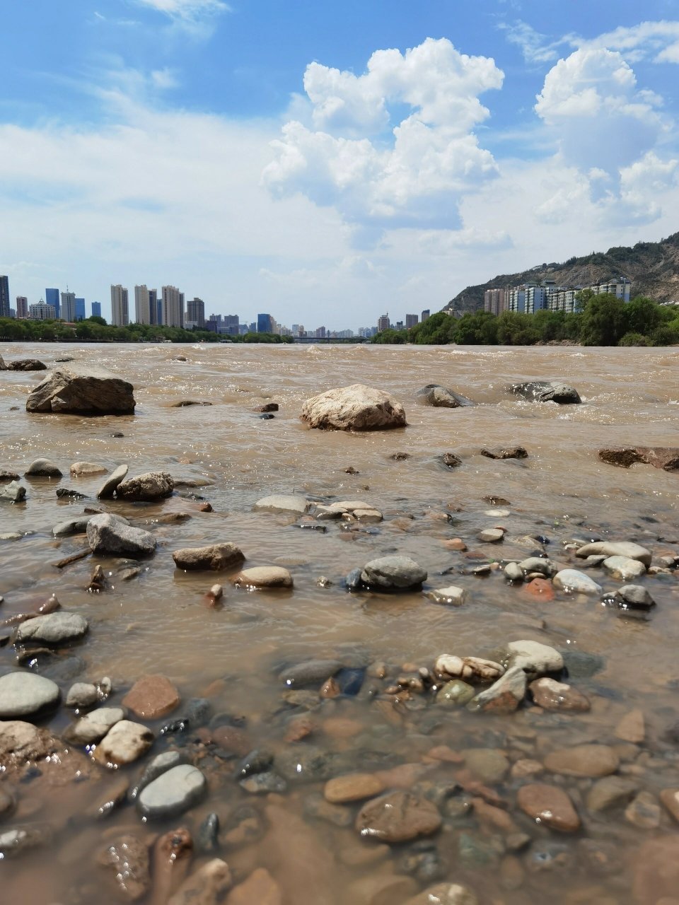 朋友,我在兰州捡石头 是第一次来兰州,也是第一次近距离接触黄河.