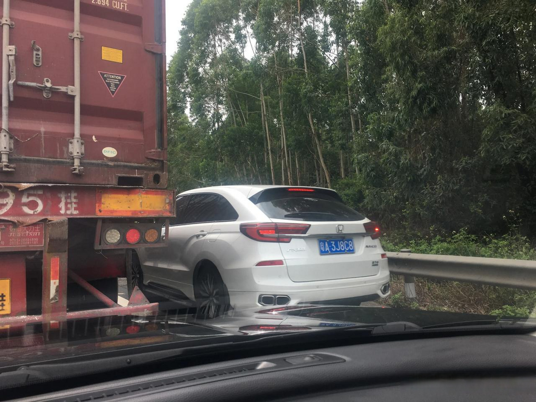 济广高速惠州段因事故塞了半个小时,大多人都老实排队,但还是有很多车