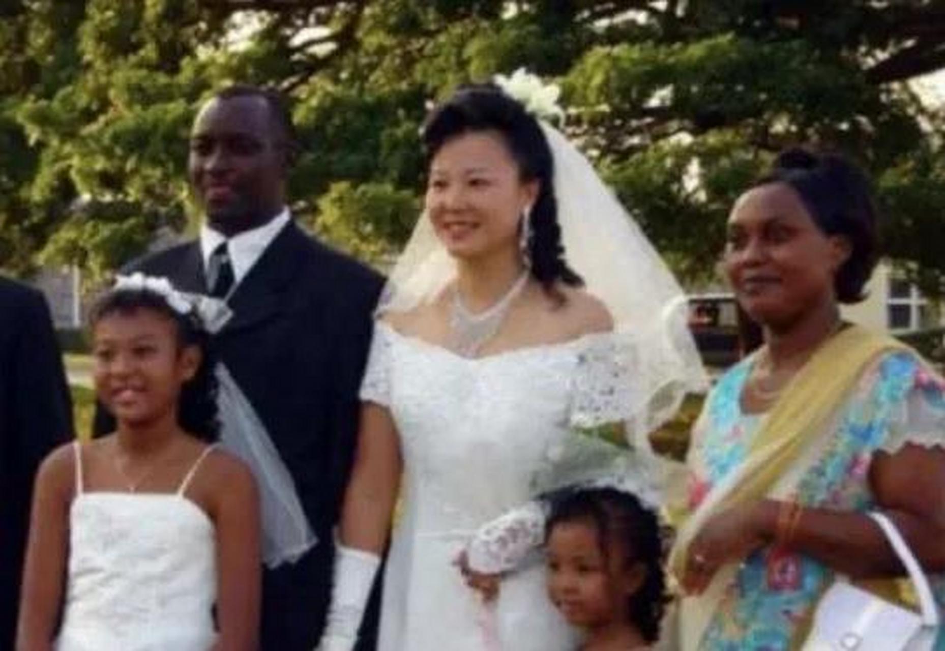 1996年,清华才女王丽红不顾父母反对远嫁乌干达老公,生下四个子女.