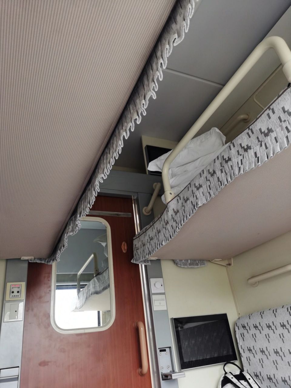 北京到西安,搭乘软卧绿皮车,不要太舒服 北京到西安的火车,可以上车