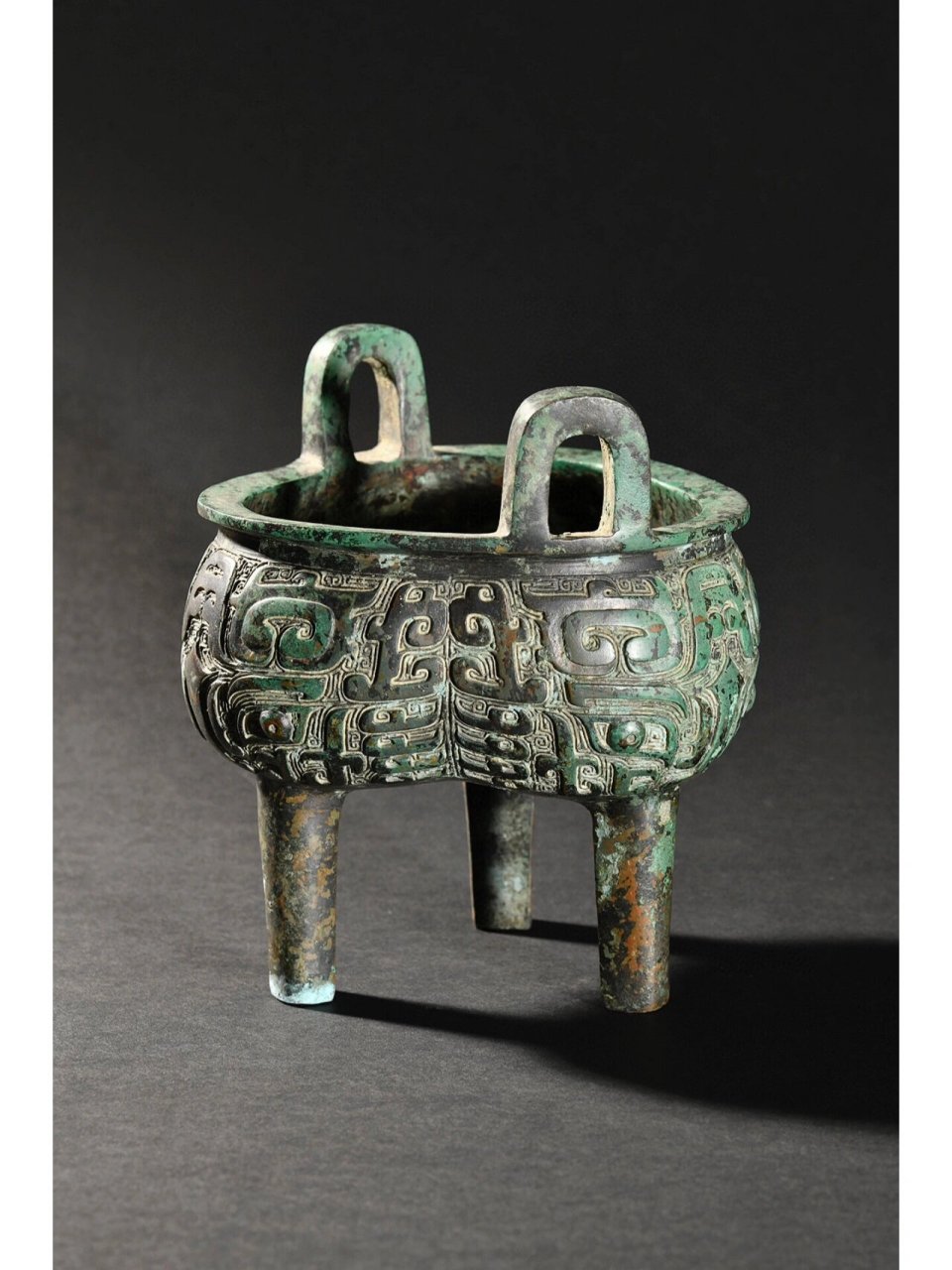 汉代 青铜器三足鼎 汉代 青铜器三足鼎 尺寸:高18.6宽15.