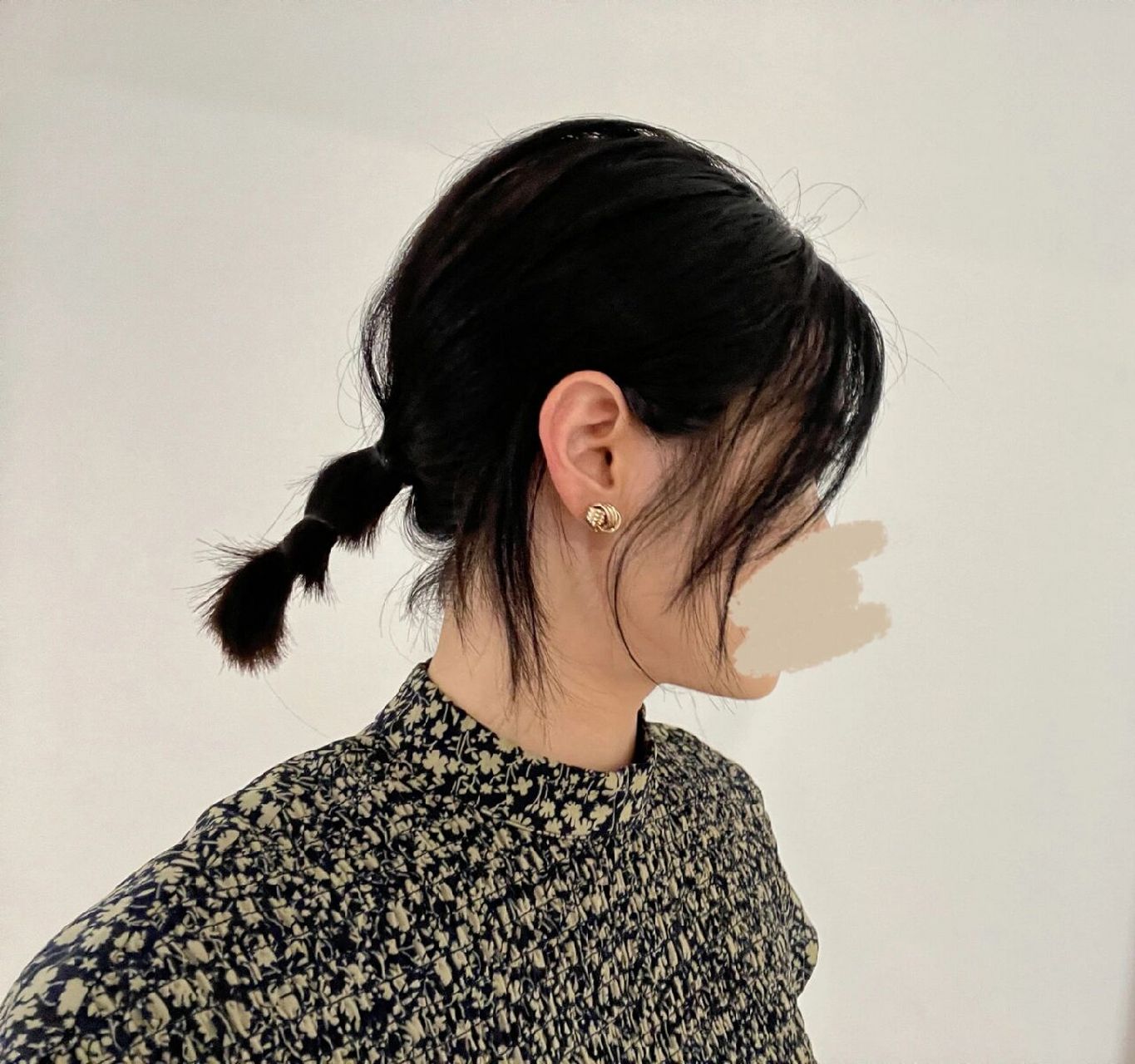 短发扎发 没扎头发的时候,是类似一刀切的发型,长度在脖子处.