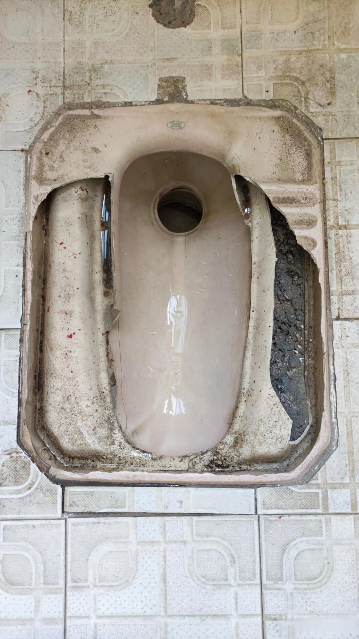 用了三十年的厕所蹲便器,终于坏了. 打算自己换,应该不难吧!