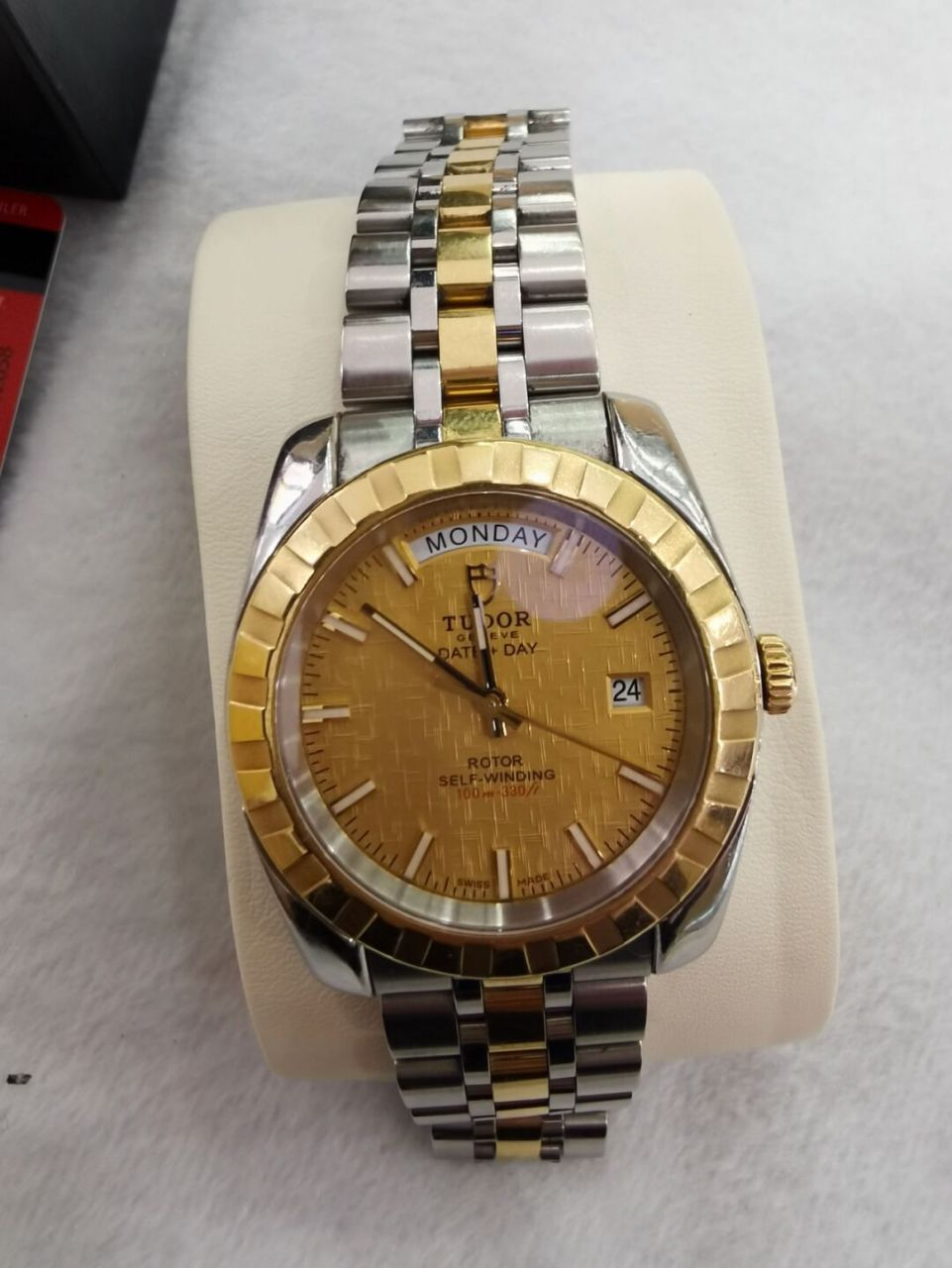 帝舵23013 经典系列男表,18k间黄金,41表径星期日历显示,夜光刻度香槟