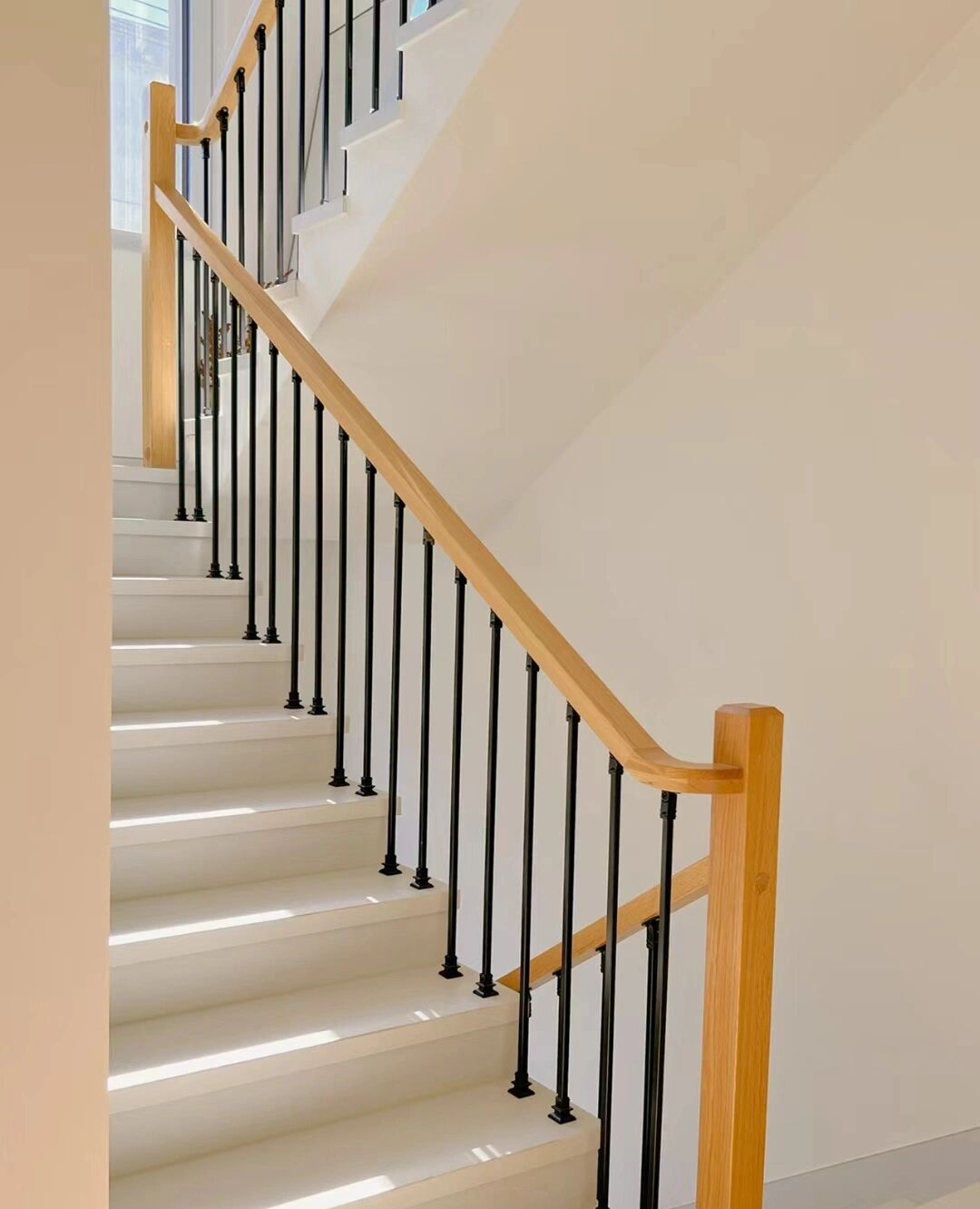 楼梯扶手来啦,性价比超高 黑色实心小柱77原木色实木扶手99 扶手