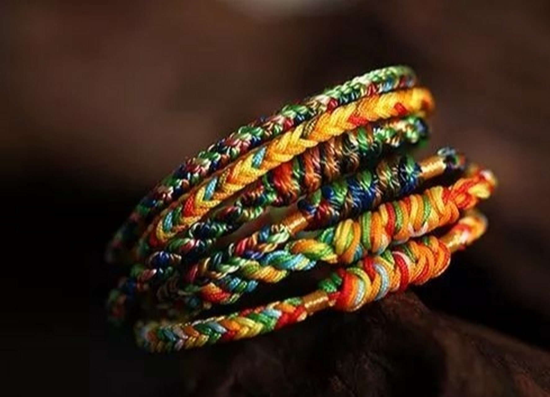 五彩绳有"五彩龙"的寓意,端午节这一天栓五彩绳有保护儿童驱妖避邪之