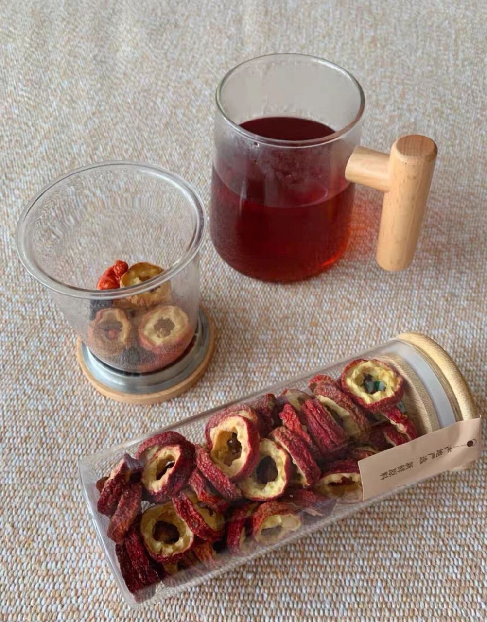 高血脂,山楂含有大量的维生素c与微量元素,山楂干泡水喝能够扩张血管