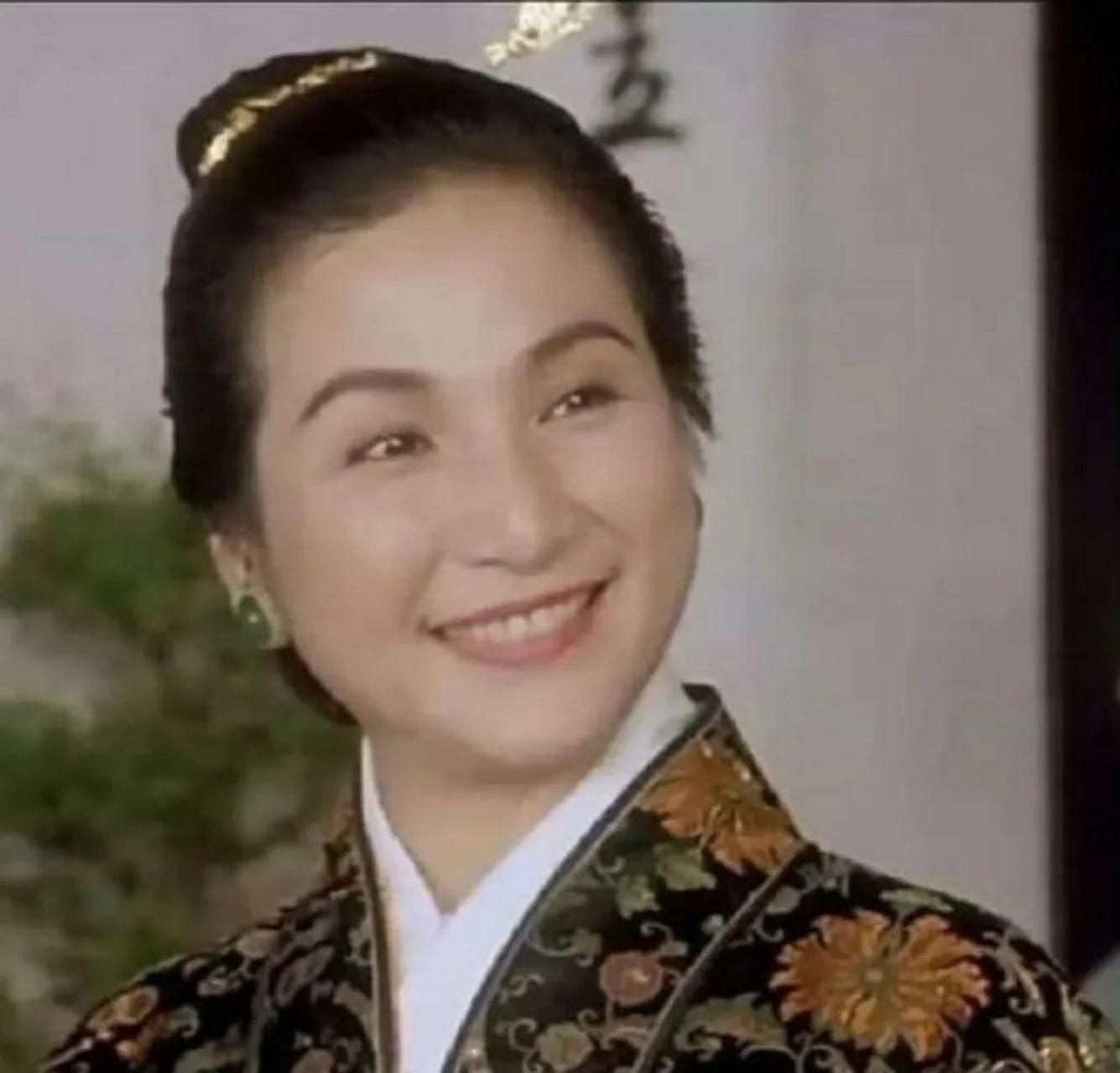 郑佩佩是真人秀《花儿与少年》中宽厚智慧的"佩佩姐".