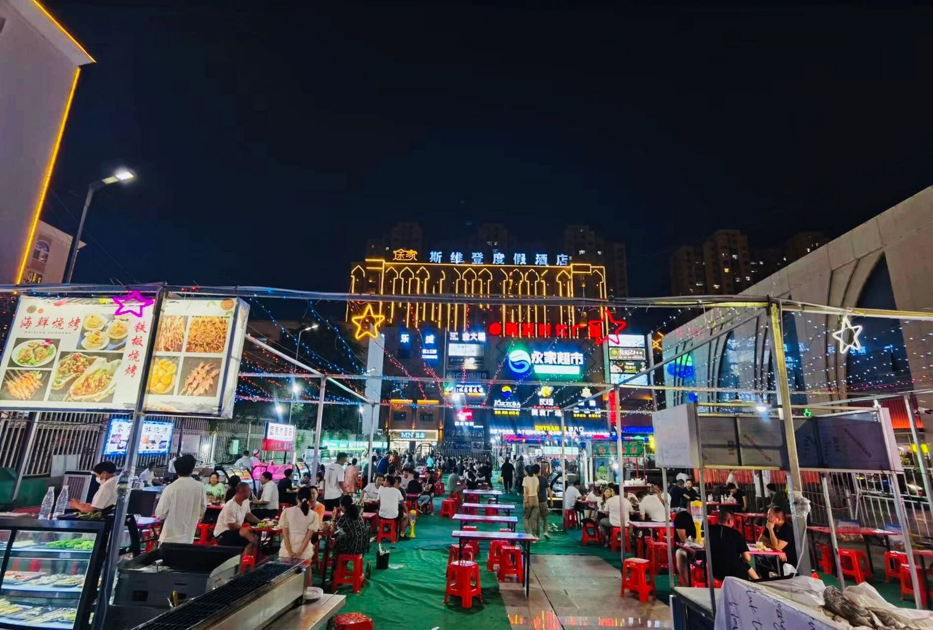 吐鲁番星光夜市 在一天的高温下穿梭,回酒店休息了一下就来了本地人