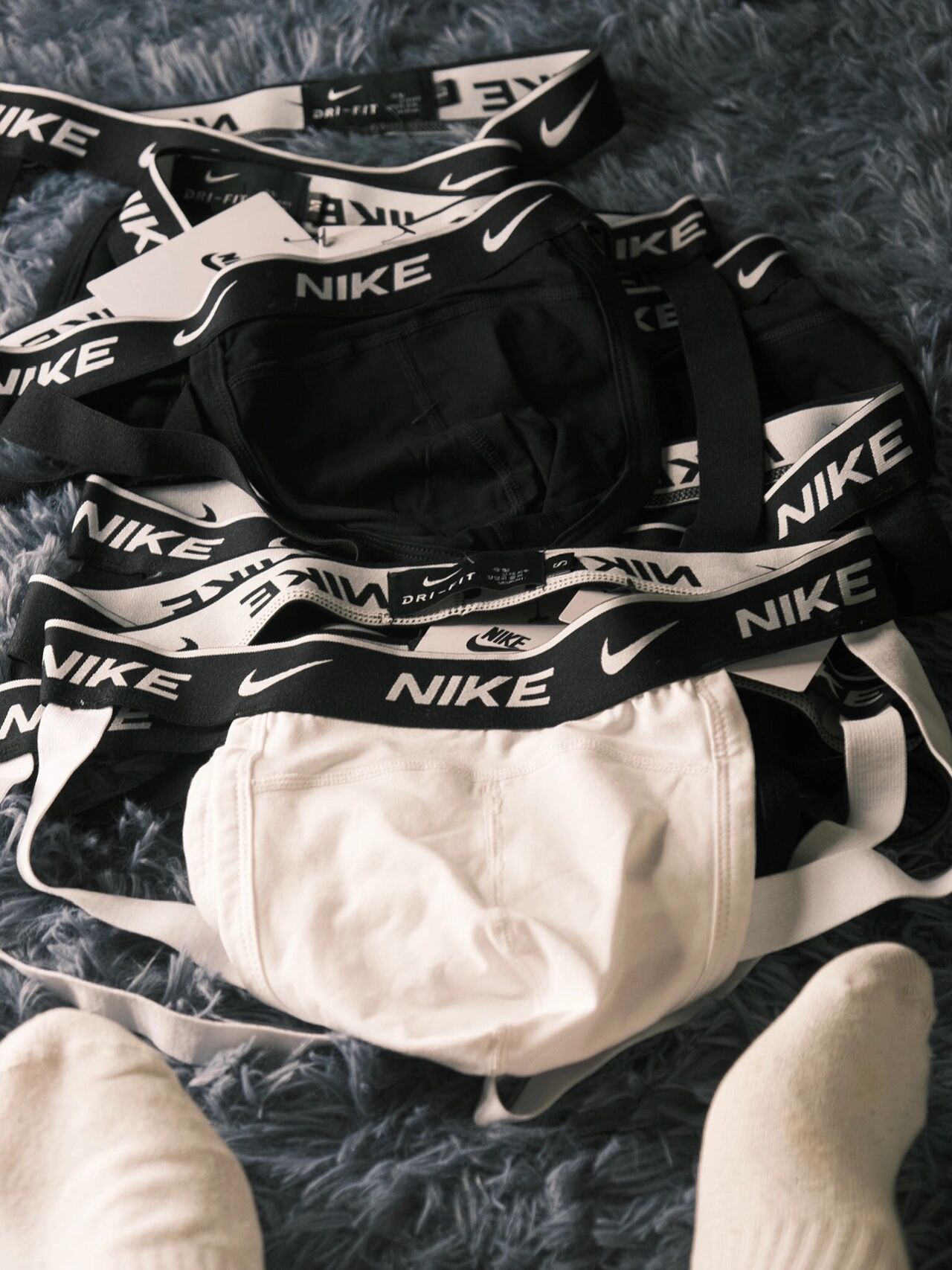 彩虹男孩ootd6015体育生反复买的nike双丁 96黑白两色各买了几