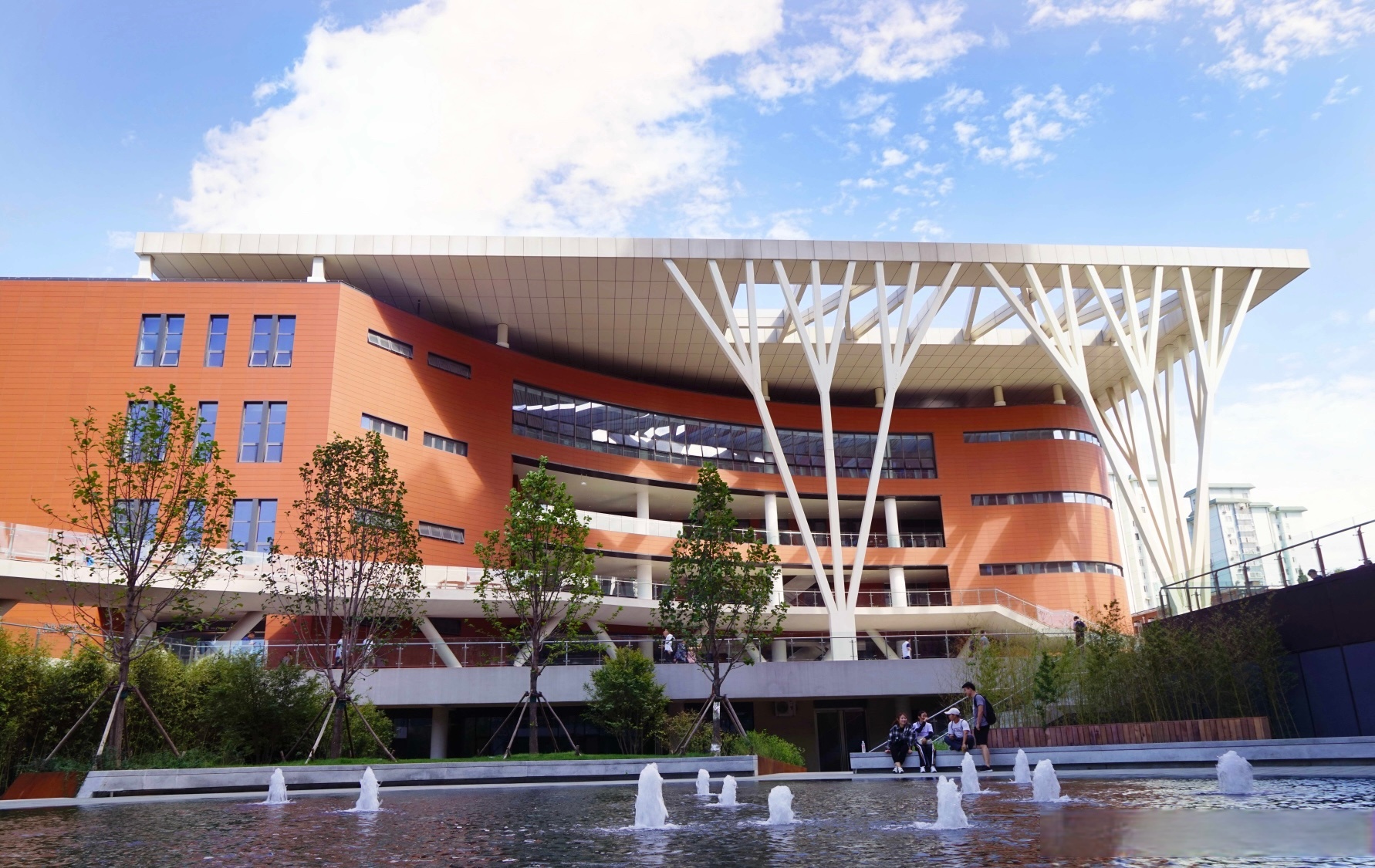 四时花香,万壑鸟鸣. 守绿水青山,护绿意昂然