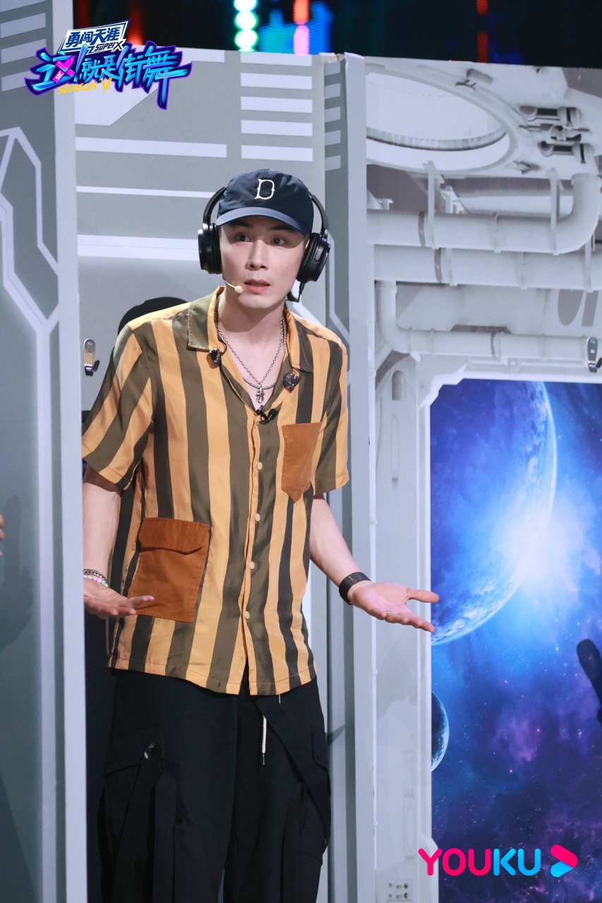 这就是街舞# 街仔双手承上李承铉 队长的新剧照~转发并评论,抽一个