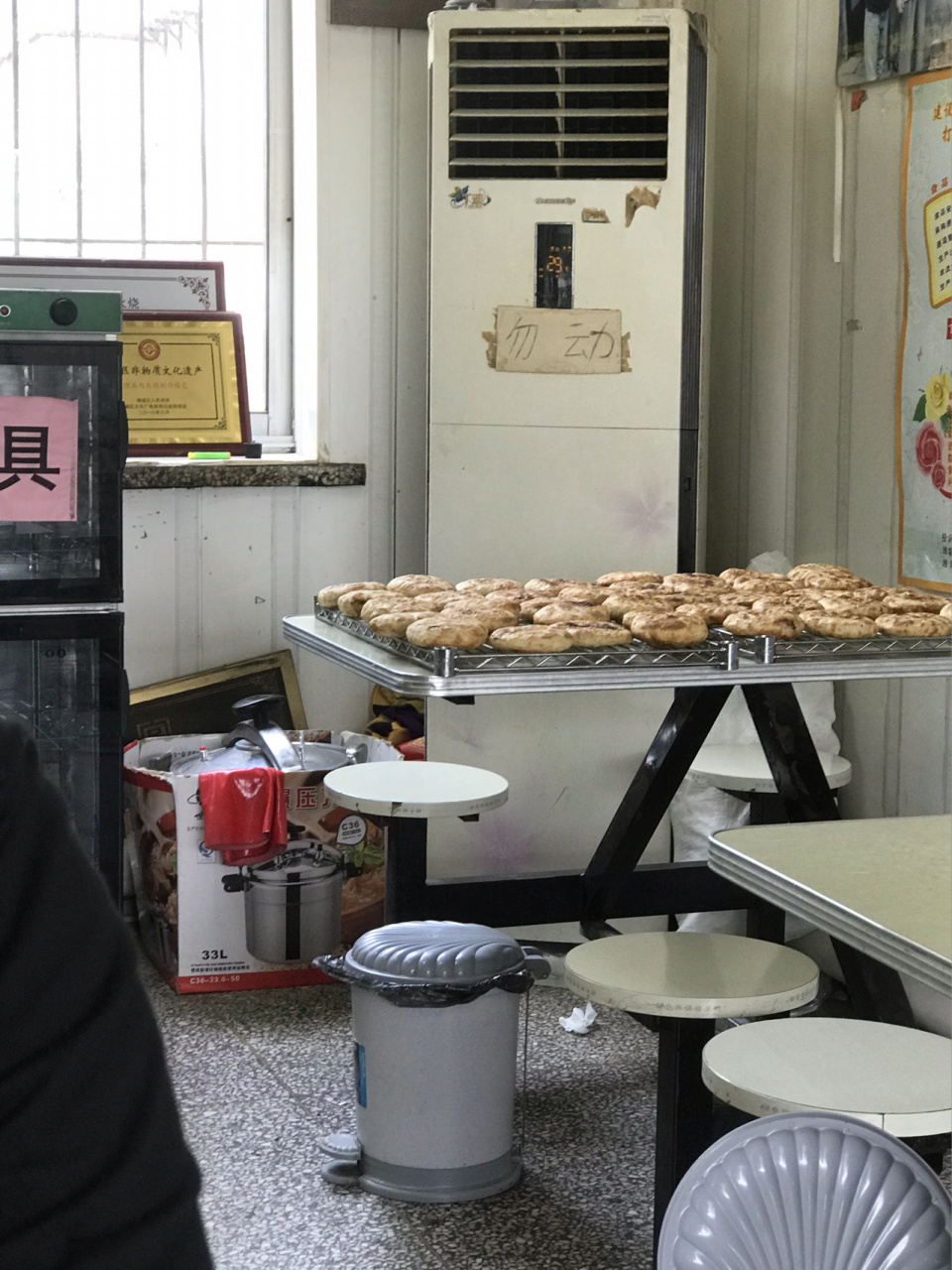2城隍庙肉火烧 ……王记没吃过 不知道好不好吃 百姓肉火烧排第一是时