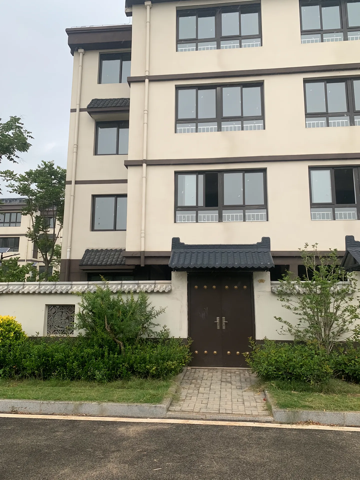 苦等了五年婆婆家终于上房了,还是之前的最前排,看