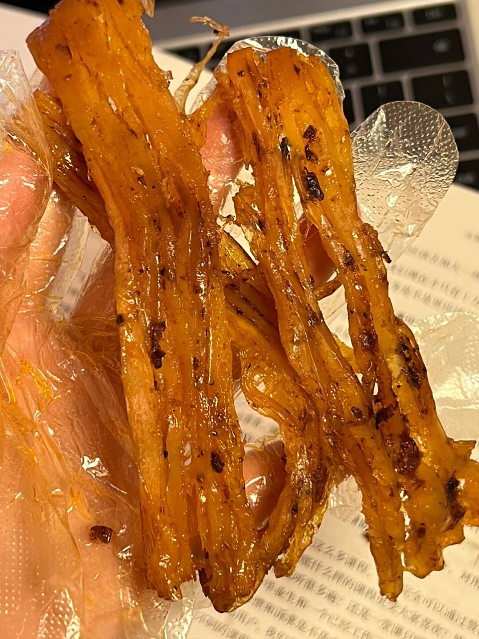 水一方的新鲜鱿鱼丝! 口感湿润润的!每条都很厚!很有嚼劲! 甜甜辣辣!