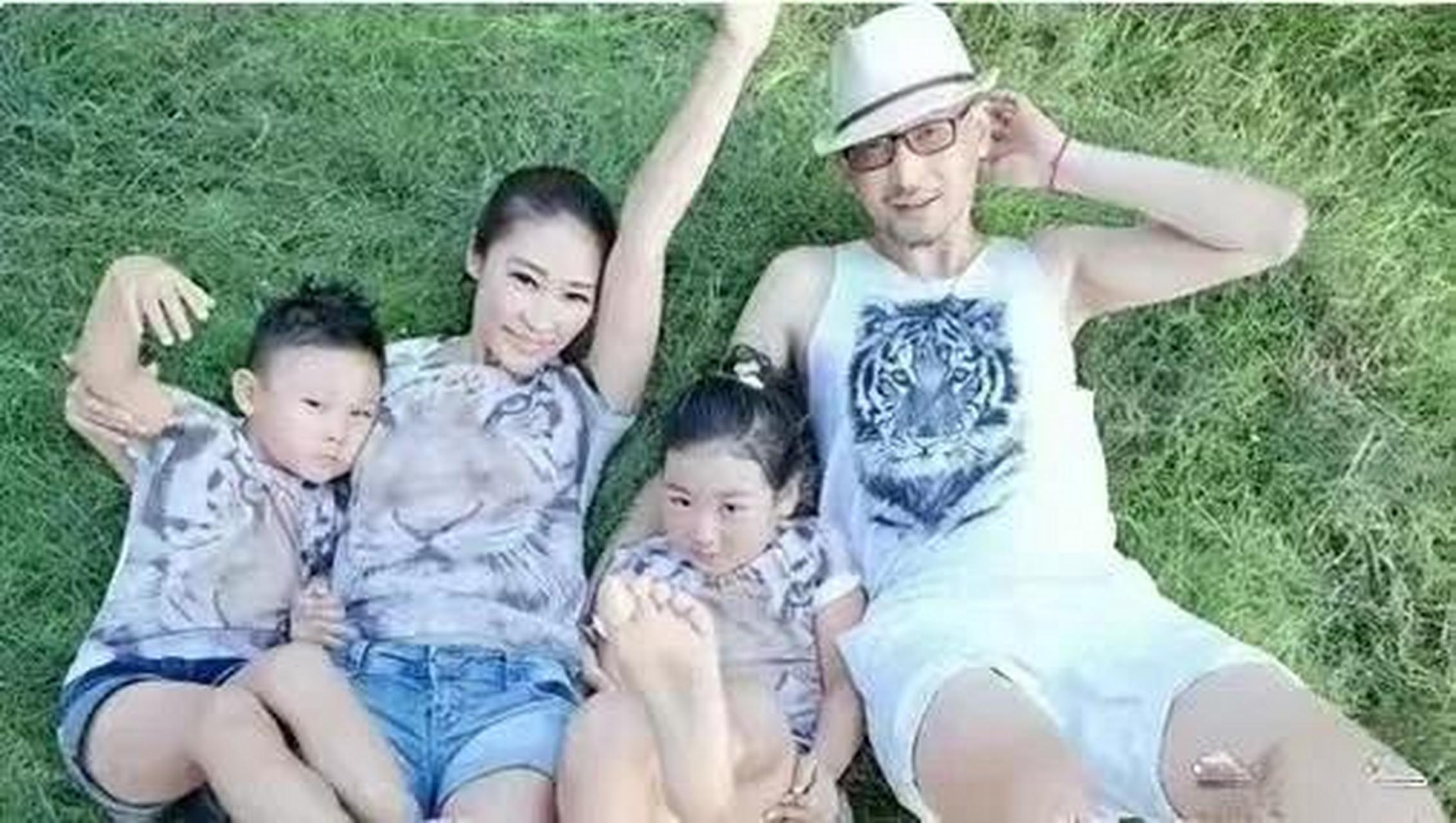 一天晚上,管虎把女儿搂在怀里,仔仔细细地看了一遍,忽然脸色凝重地对
