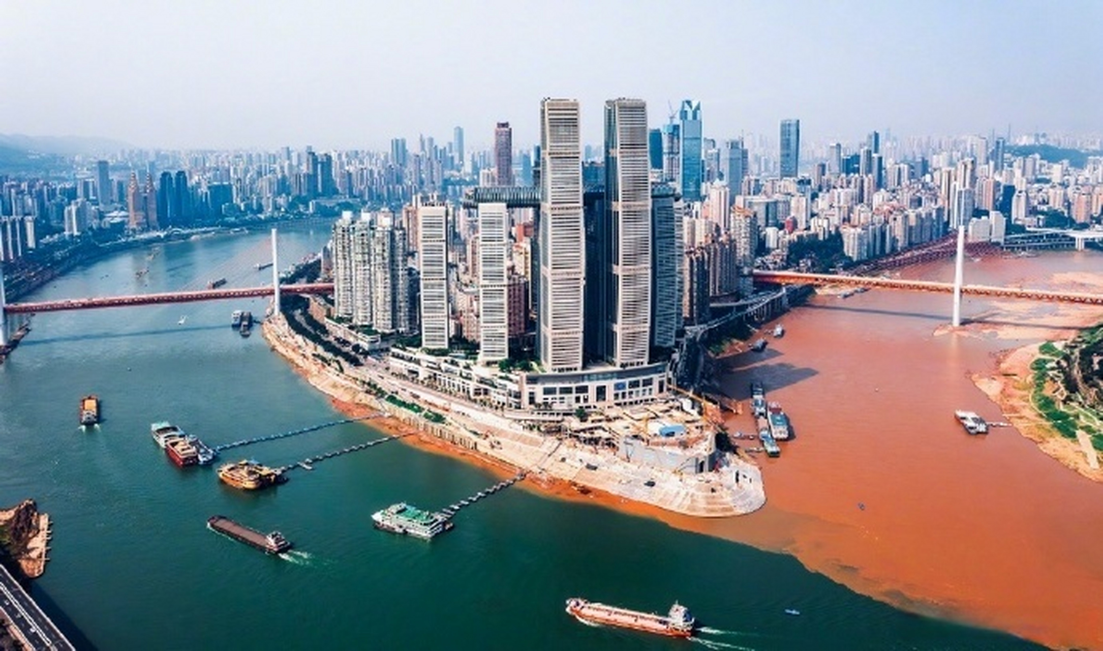 【重庆两江交汇处再现"鸳鸯锅"奇观】一清一浊,界限分明,宛若一个超级