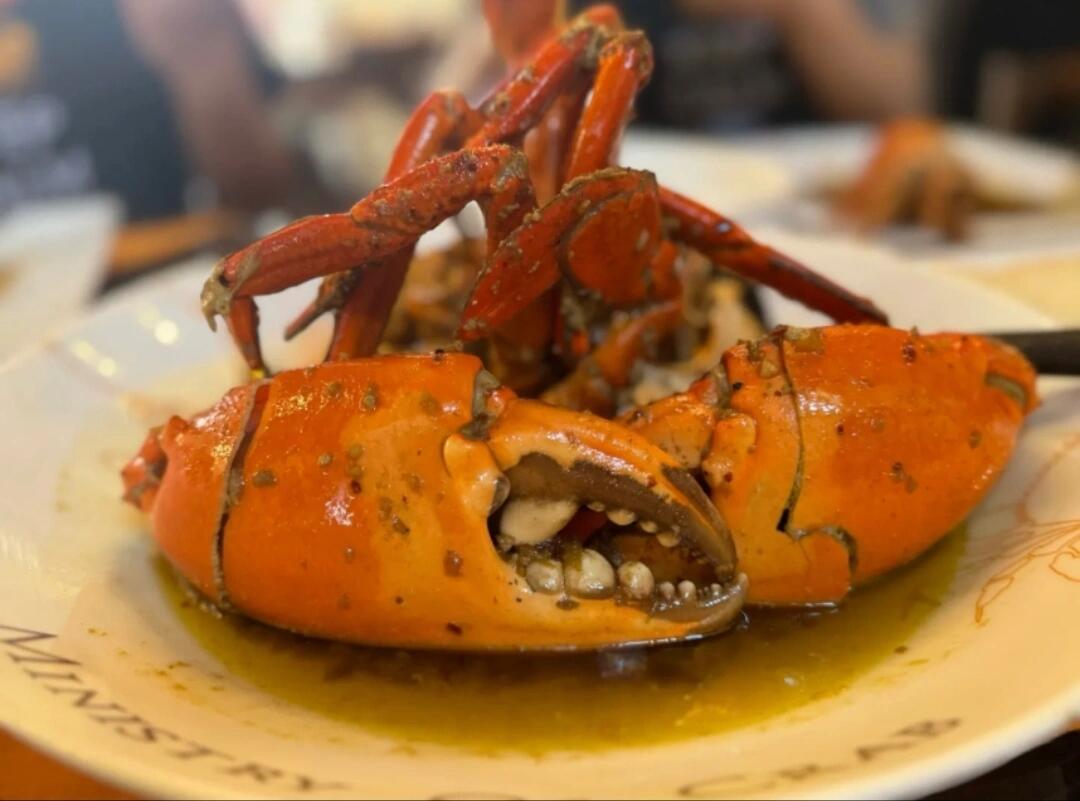 斯里兰卡的青蟹 当地人抓了到处兜售的很便宜,我这只1斤三两,1000卢比