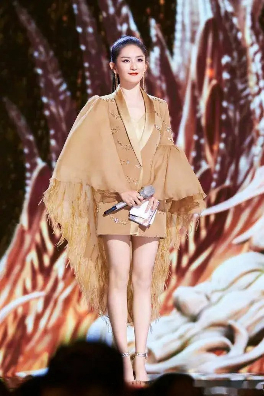 谢娜乘风破浪金色礼服造型,梳高马尾又美又飒,御姐范儿十足.