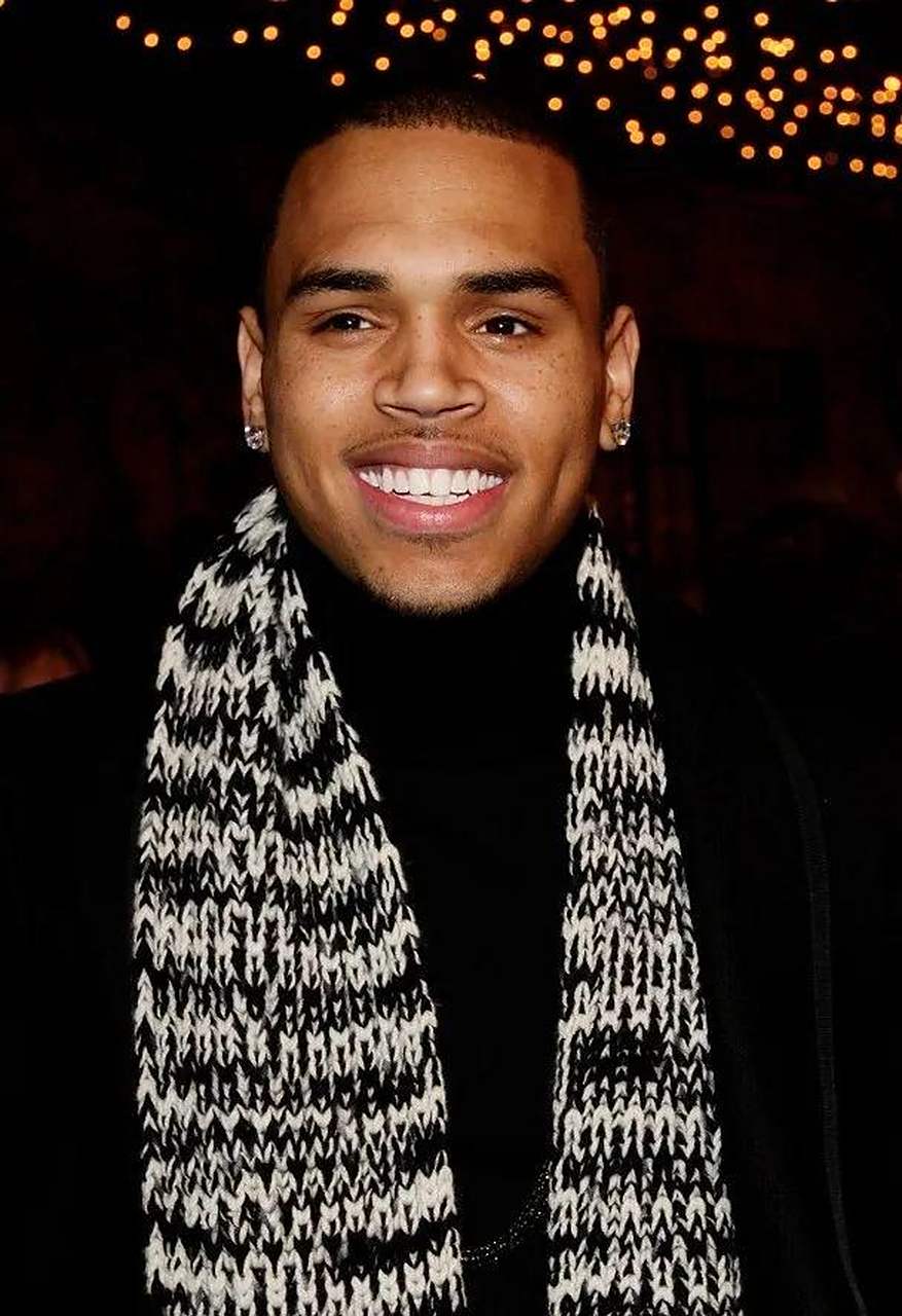 美国天王 usher 昨晚出席歌手好友 chris brown 在拉斯维加斯某溜冰场