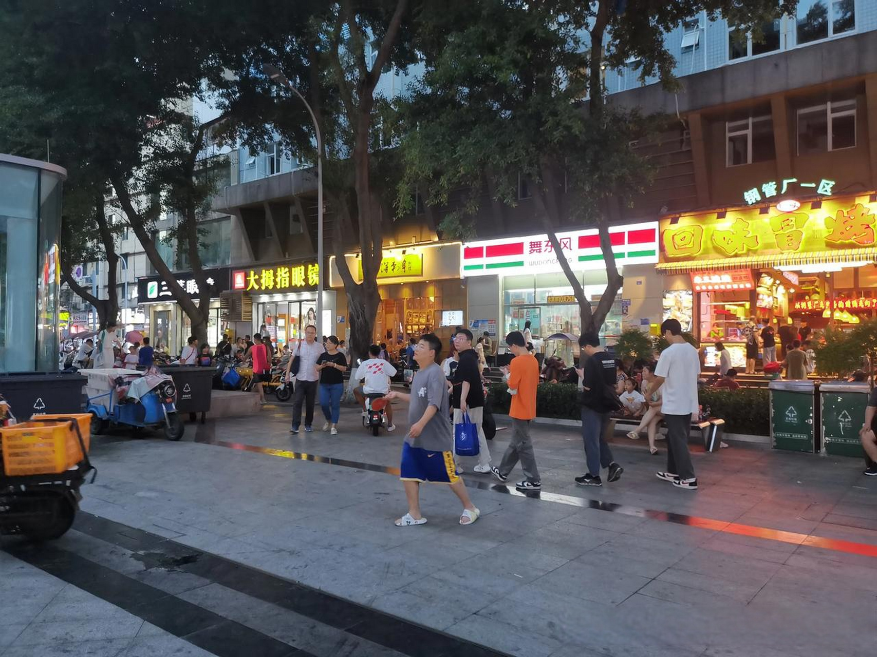 成都建设路网红小吃街.