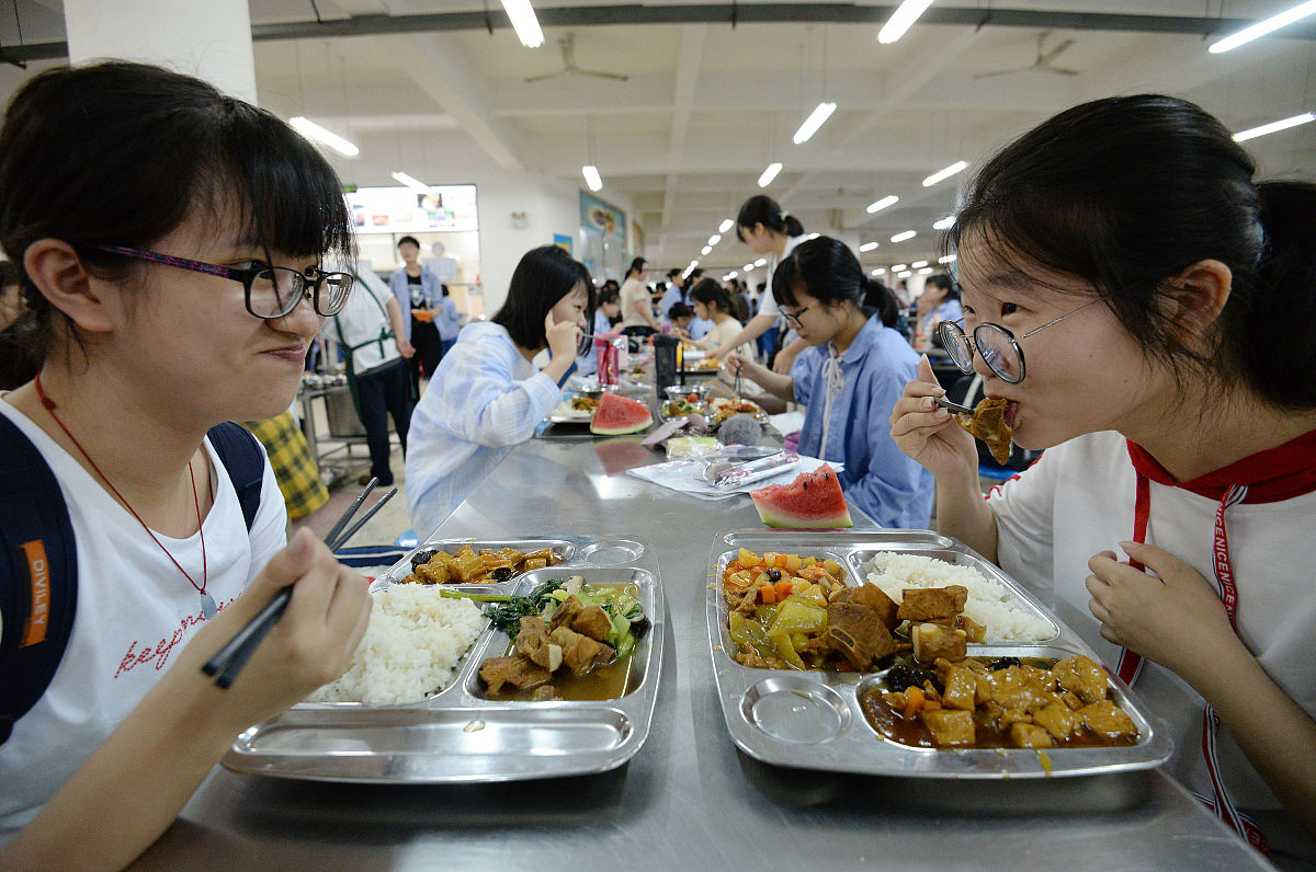 甘肃此举,意在从源头抓起,严格监管食材学校学生食堂吃饭去食堂彻饭