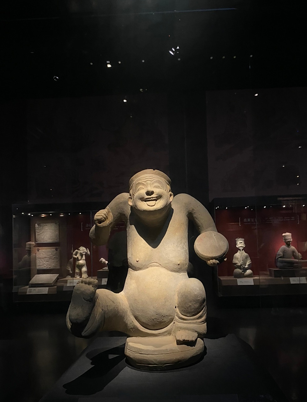 击鼓说唱俑复活了# 大运会闭幕式上复活的击鼓说唱俑,正在成博与怪谮