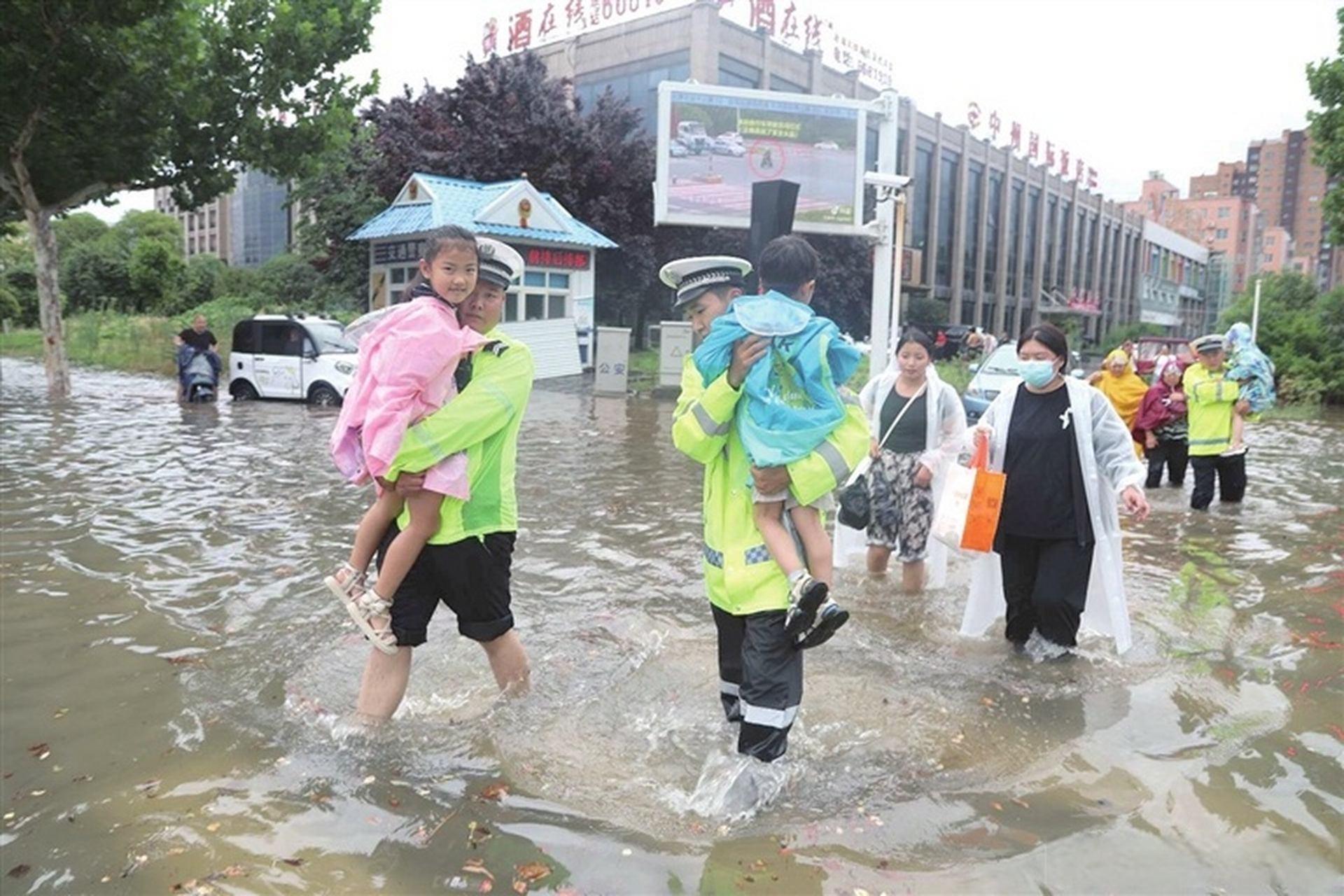 暴雨中的河南政法力量#7月5日,内黄县公安局民警闻"雨"而动,在多个