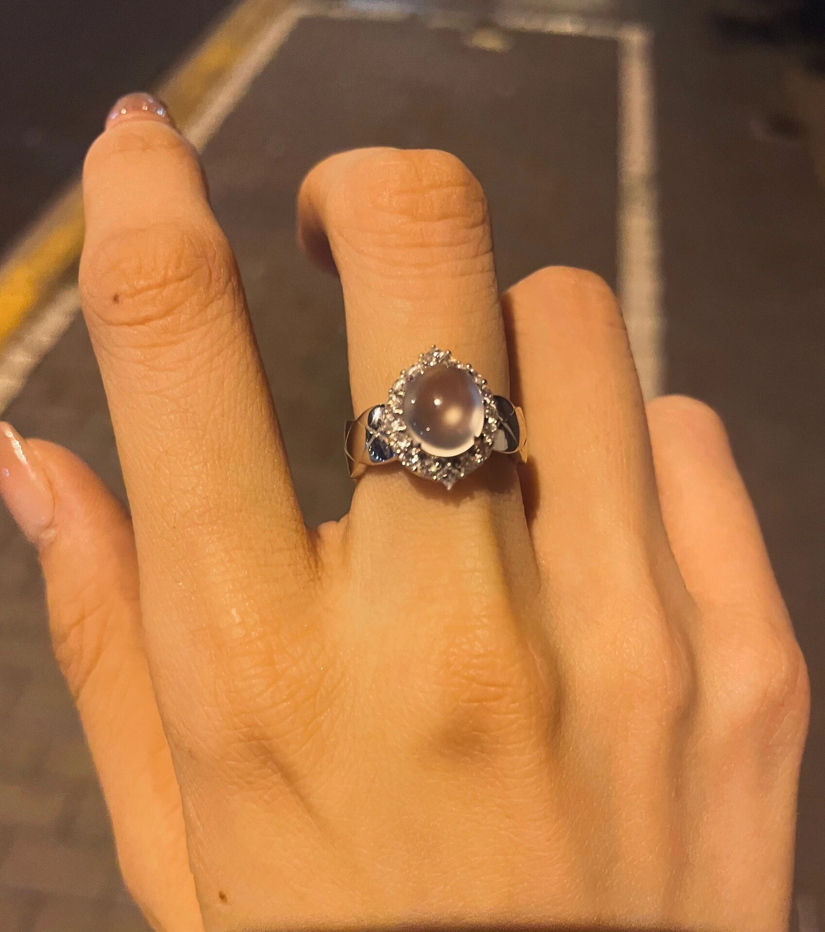 玻璃种白冰蛋面翡翠戒指～ 暗夜里的小灯泡95 翡翠上车～ 在30岁的