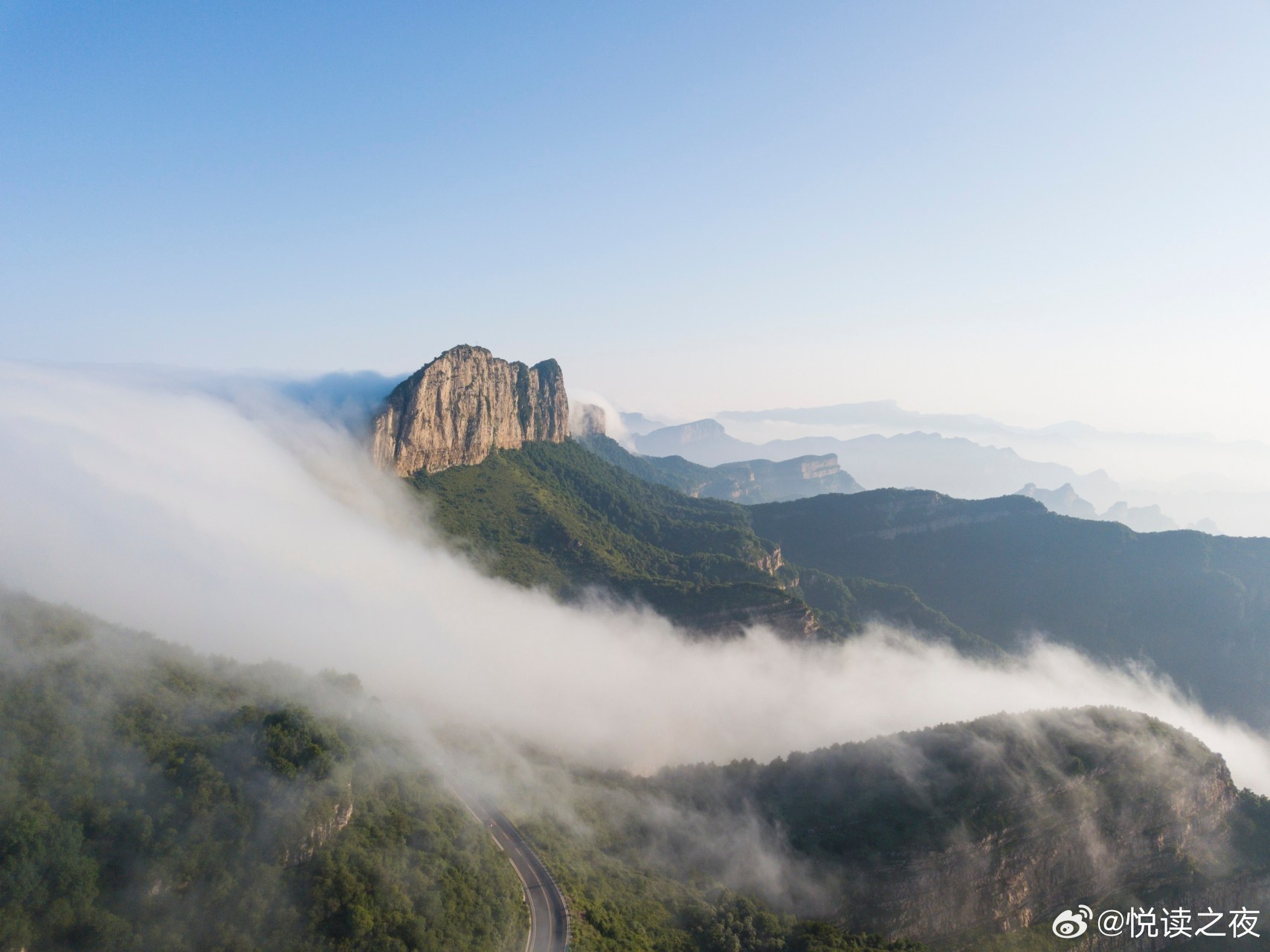 一场降雨过后,山西省长治市板山景区出现云海景观.