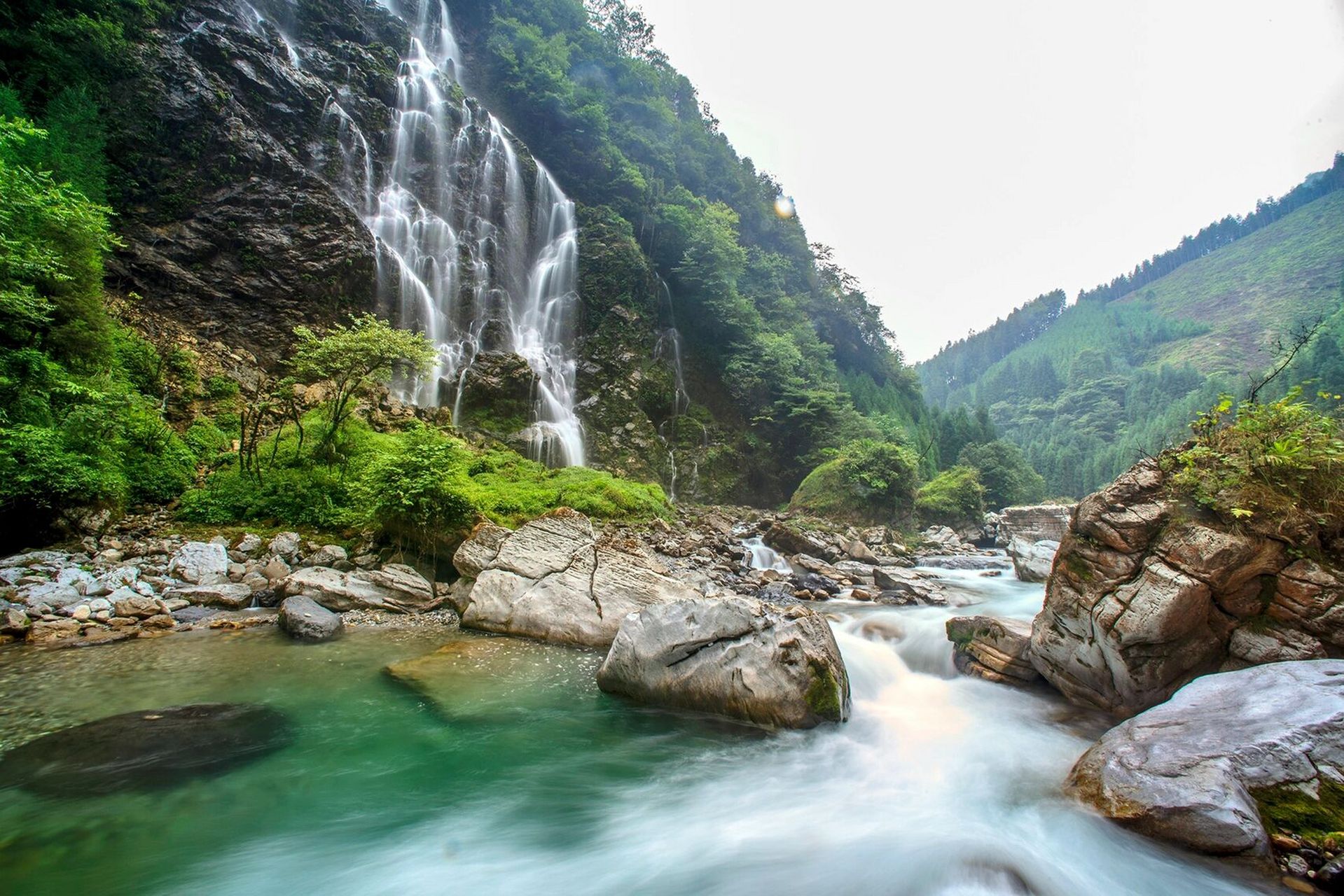 山水清澈见底的图片图片