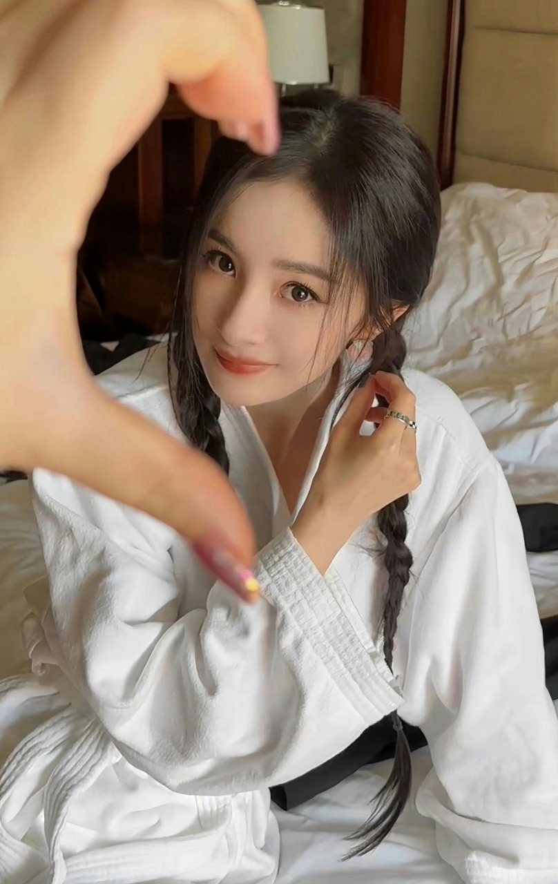 杨幂卷发军装路透# 百变发型百变女王,杨幂除了有很多好看的卷发造型