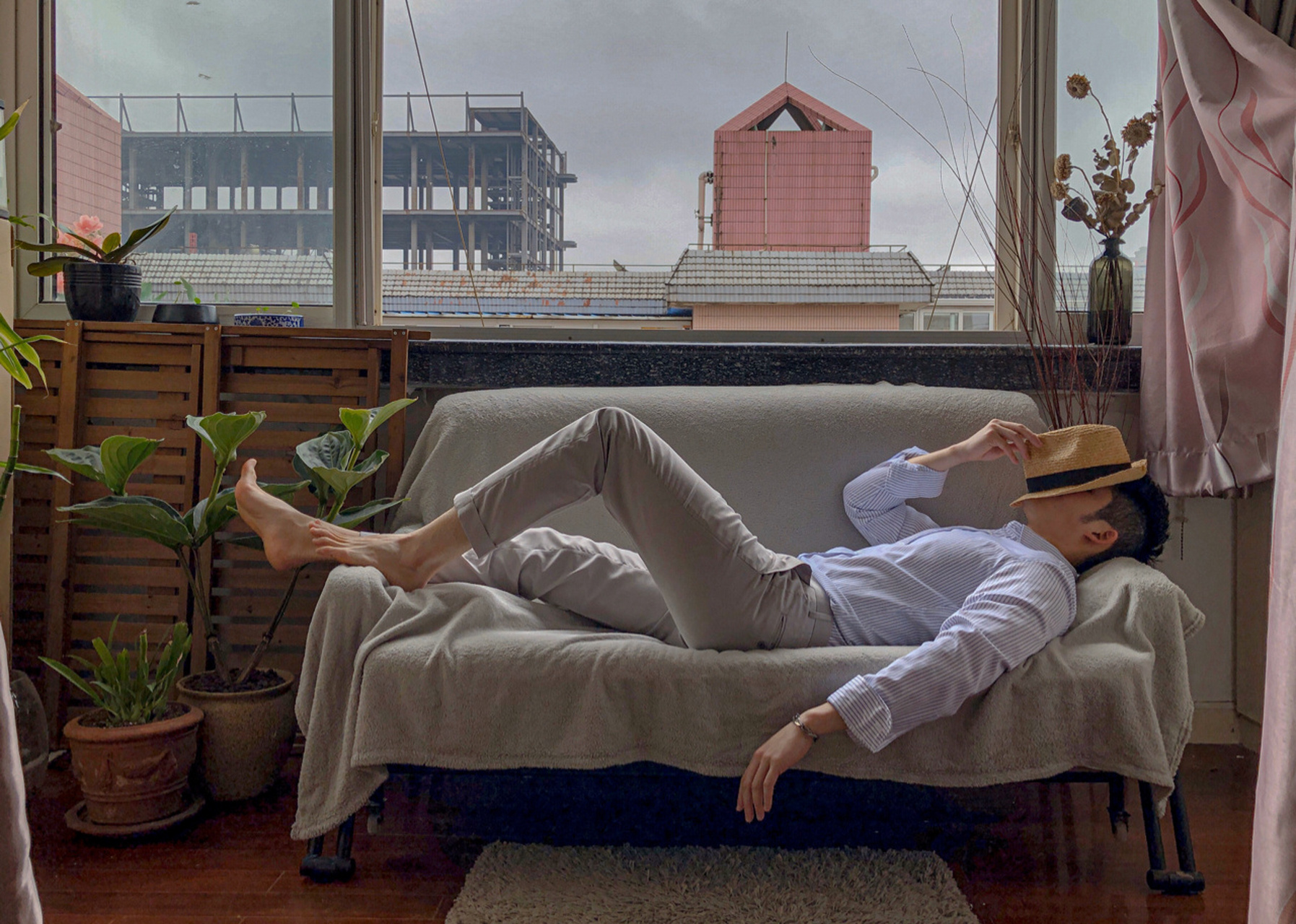 前两天上海阴天,舒适的温度加上灰色调的天空,给我一种慵懒惬意不想动