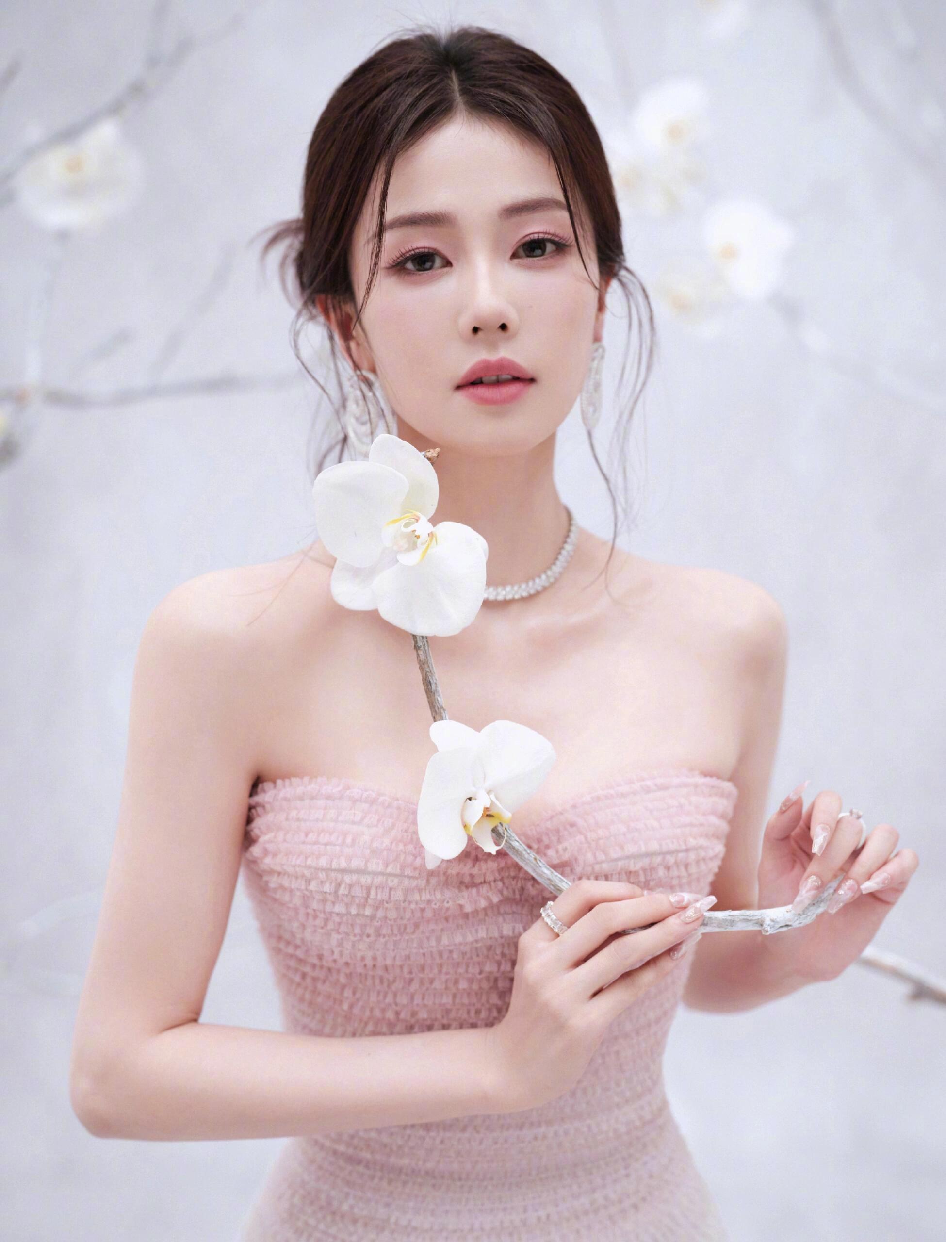 咪咕星鲜事##白鹿蝴蝶兰大片#冰雪意境下的蝴蝶兰,清冷唯美!