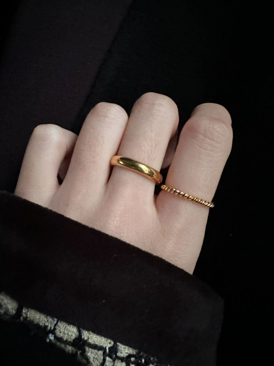 手工黄金戒指叠戴 越简约越精致,两种戴法轻松get