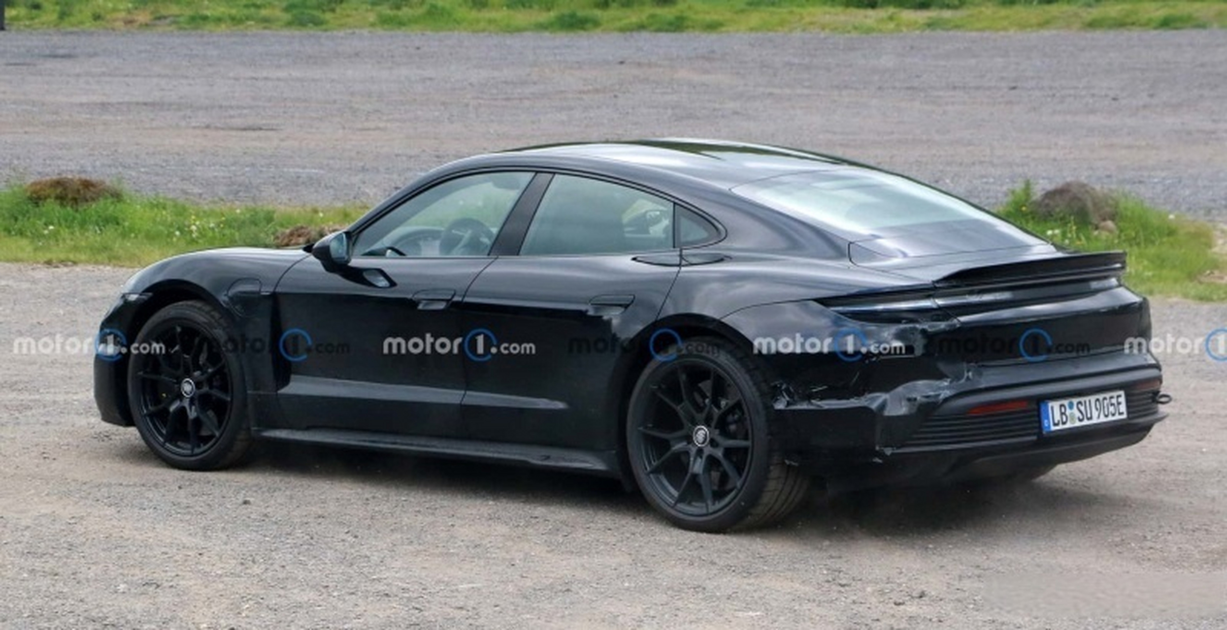 新款保时捷taycan谍照曝光 配全新矩阵led大灯  近日,海外媒体曝光了