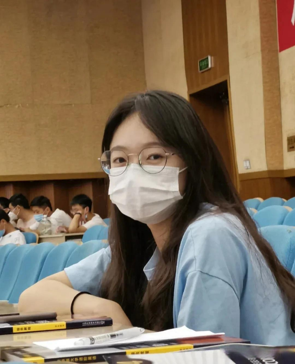 我一个高中的女同学,33岁,未婚未育,最近家里给她介绍了一个优质男