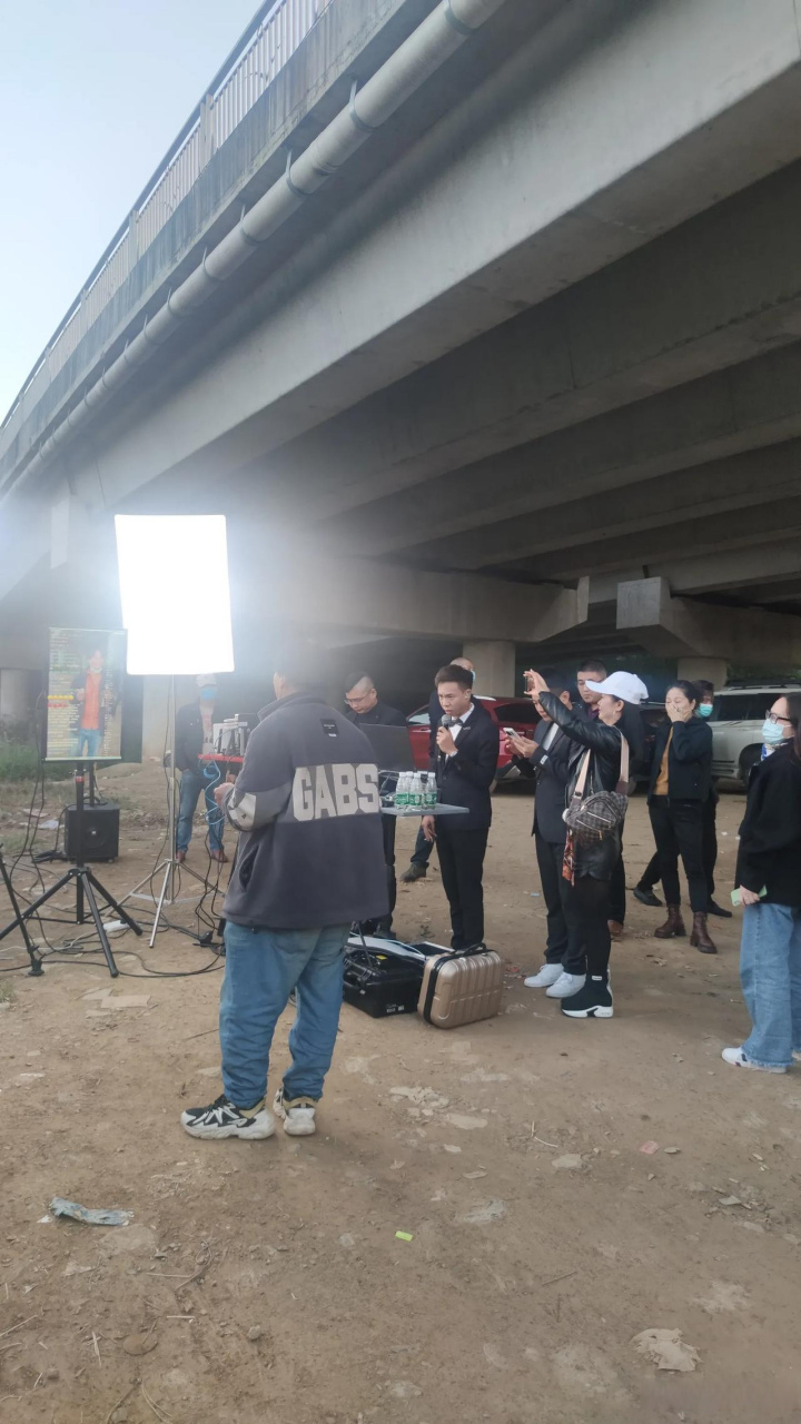 东莞头条 东莞凤岗官井头大桥底,火了,这里每天聚集很多网络红人,在