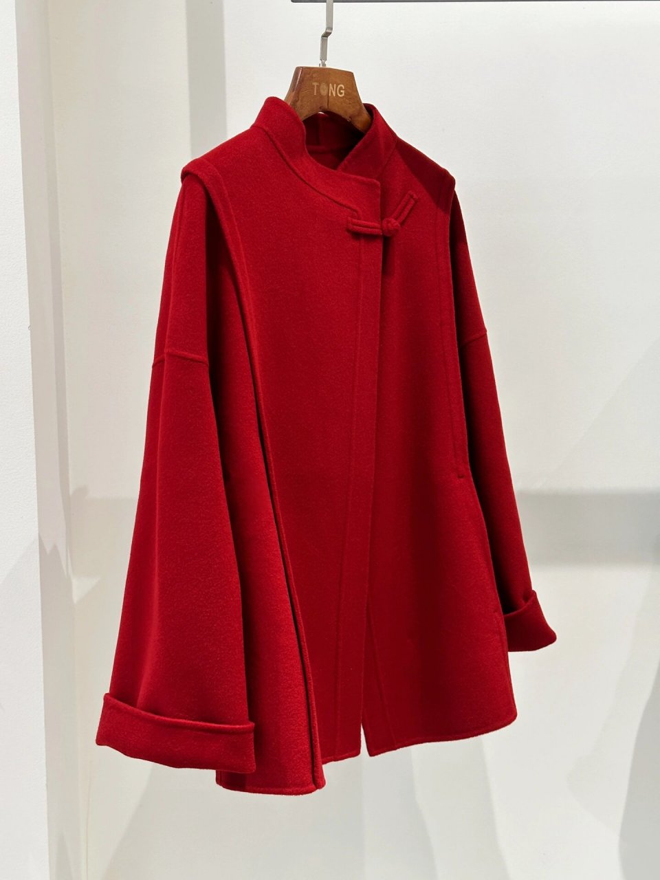 非常好看的拉菲红羊绒面料,手感顺滑 富有光泽 颜色显白,冬日值得拥有