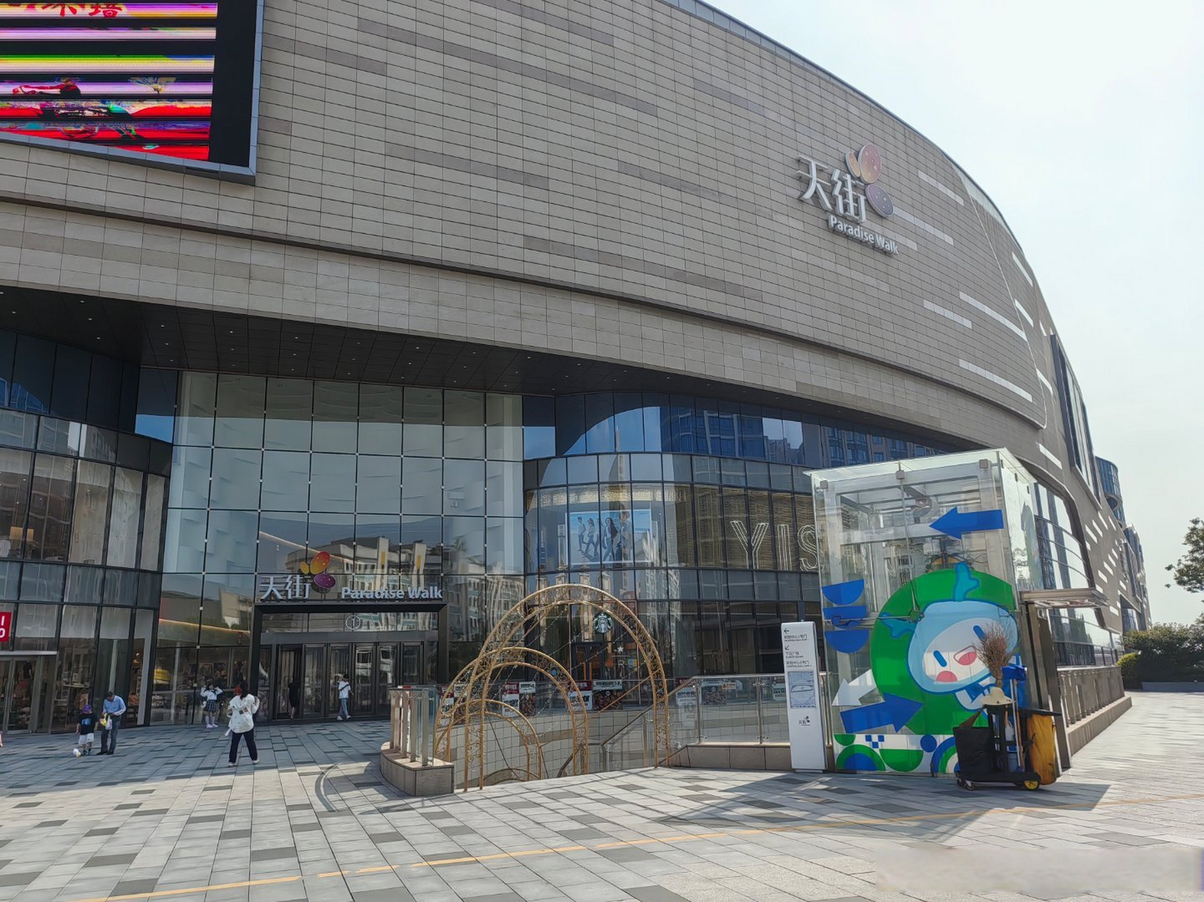 酷暑难耐,商场外面都没什么人了