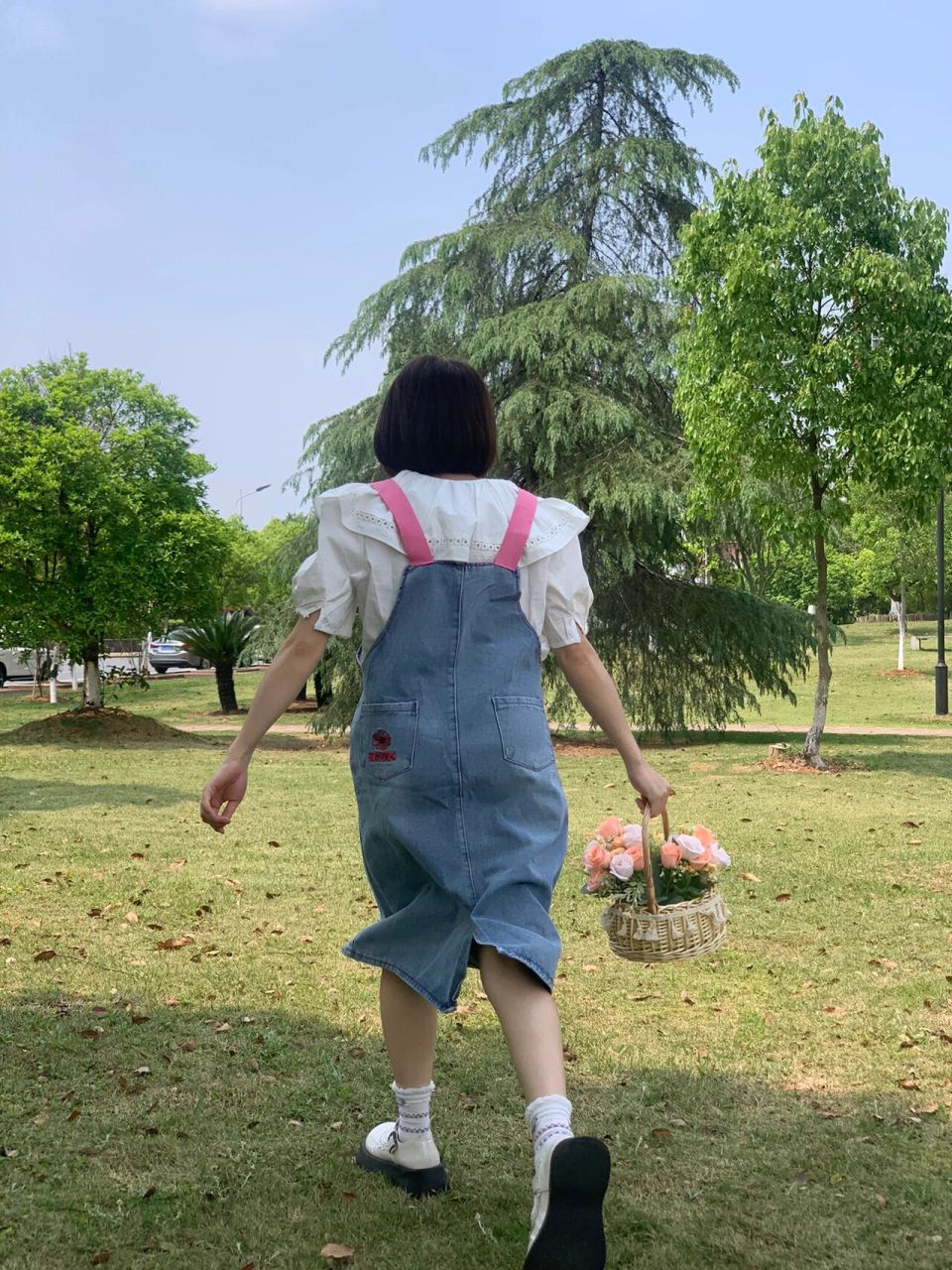 一组背影 短头发女生的夏天就这么过 短发和背带裙也很绝