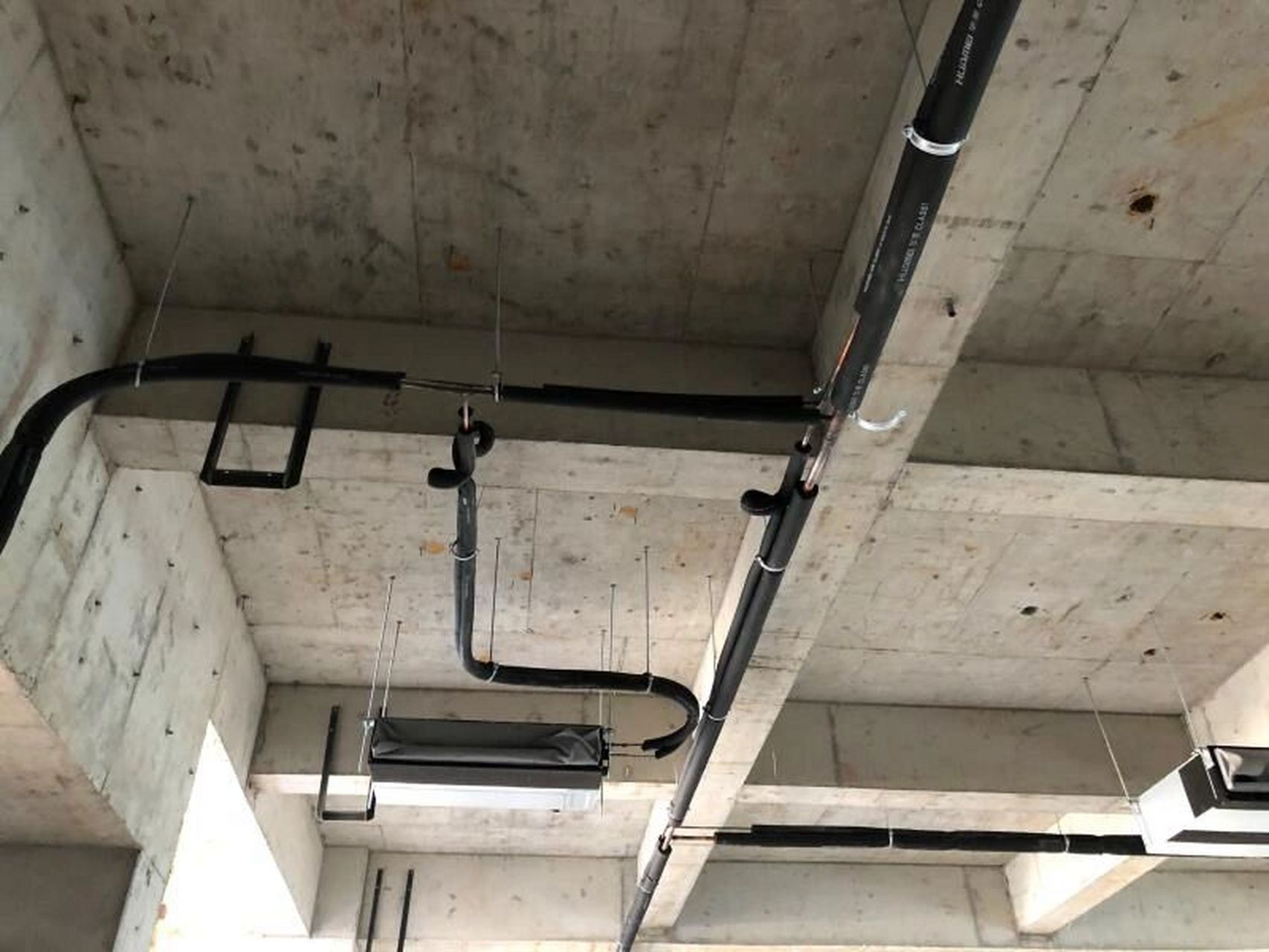 浅析 空调内机都需连接两根铜管:一根气管一根液管,铜管安装细节如下