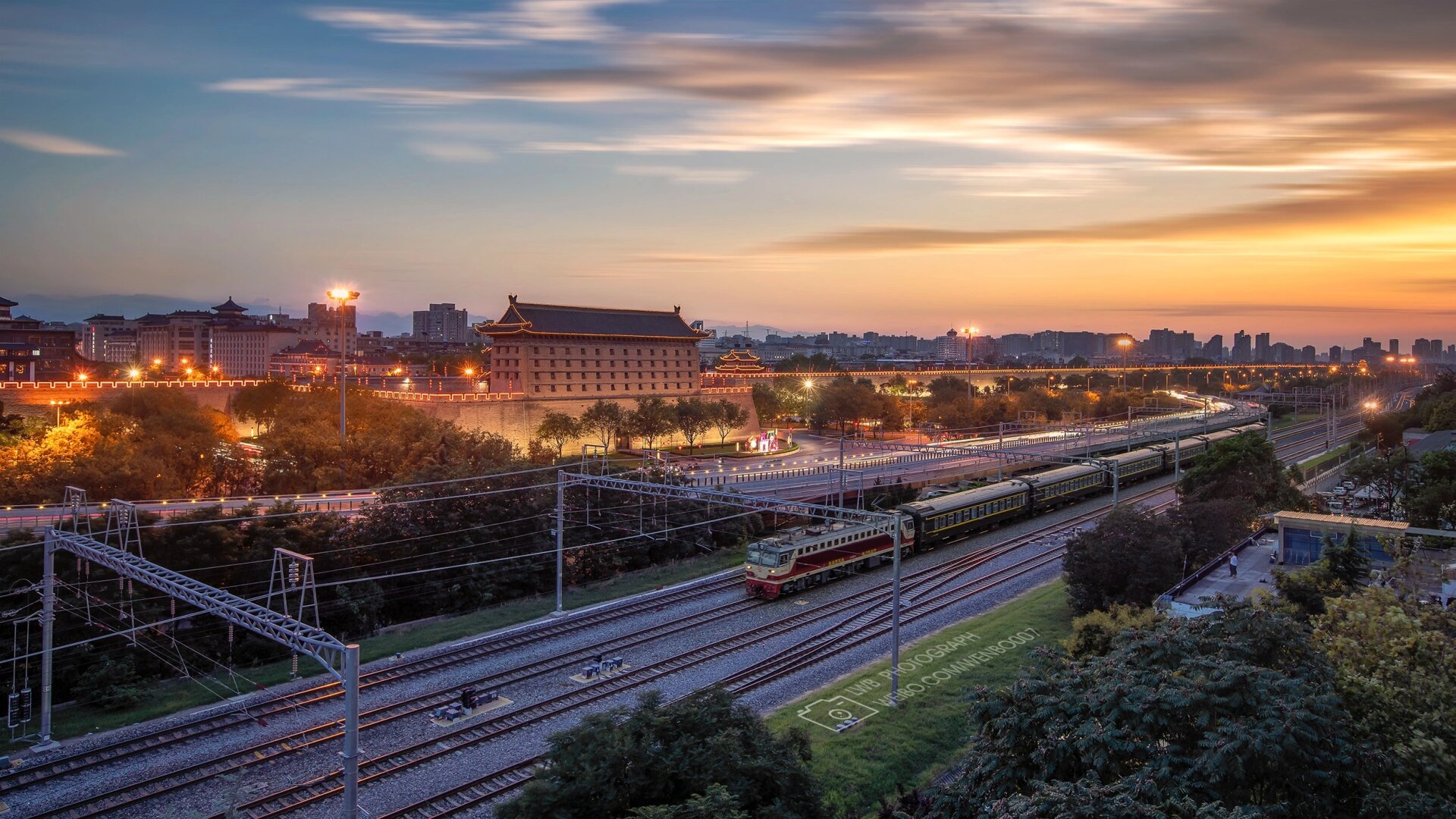 四方城——这里是西安     这里是西安,一座四四方方的城市,除了四方